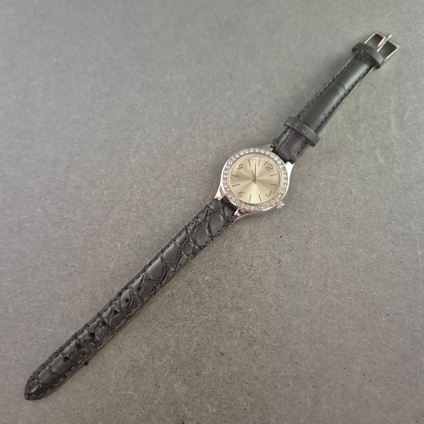 Astral Damen Uhr – Silbernes Design mit Strassbesatz