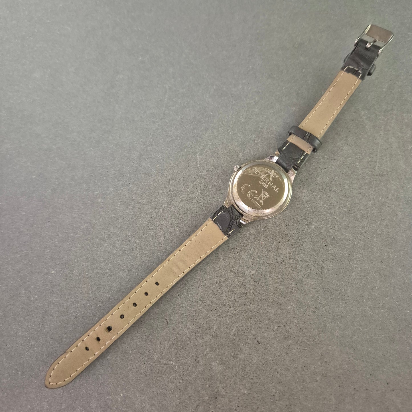 Astral Damen Uhr – Silbernes Design mit Strassbesatz