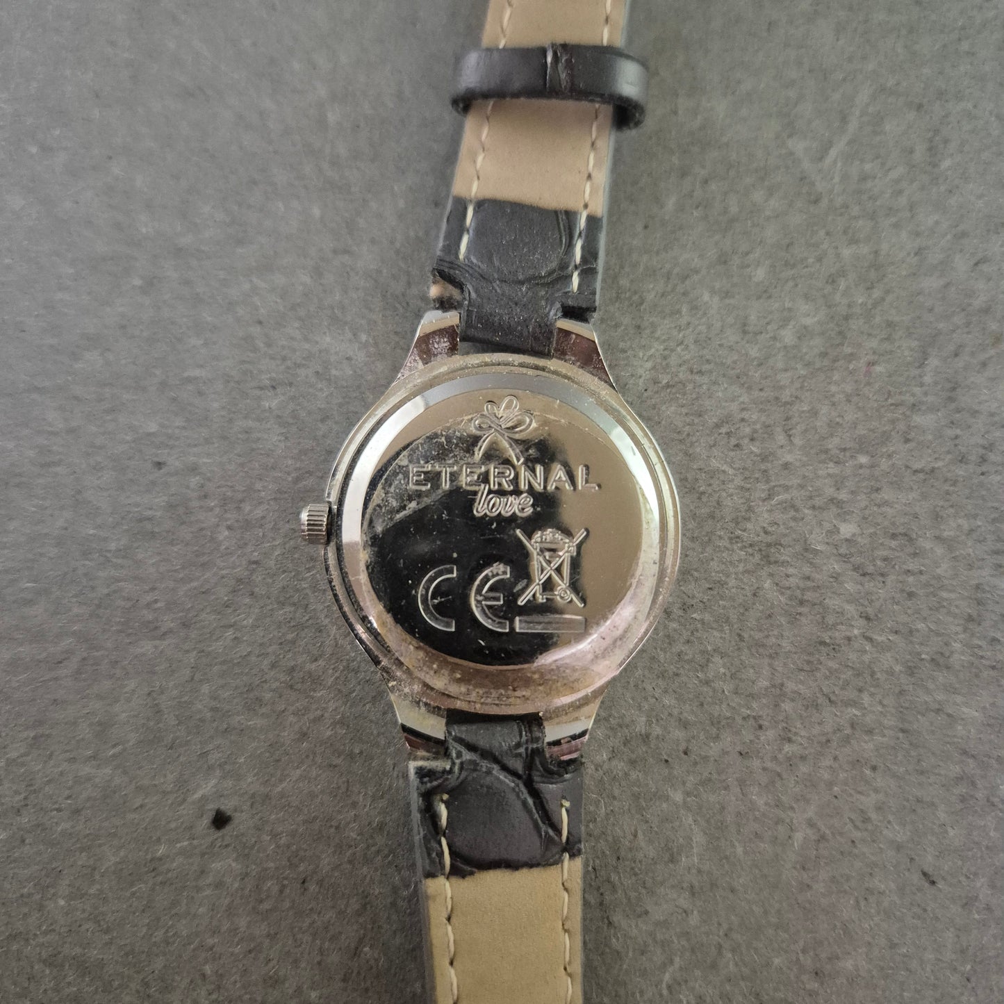 Astral Damen Uhr – Silbernes Design mit Strassbesatz