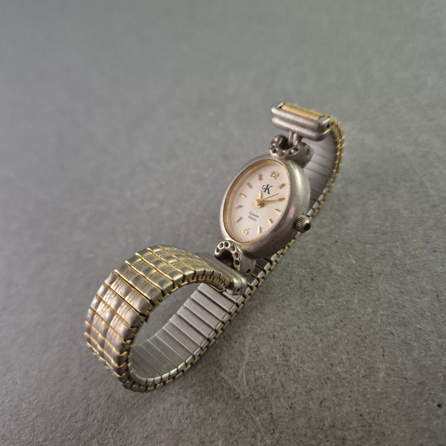 Gioven Kelvin Damen Uhr – Ovales Gehäuse mit Vintage-Charme