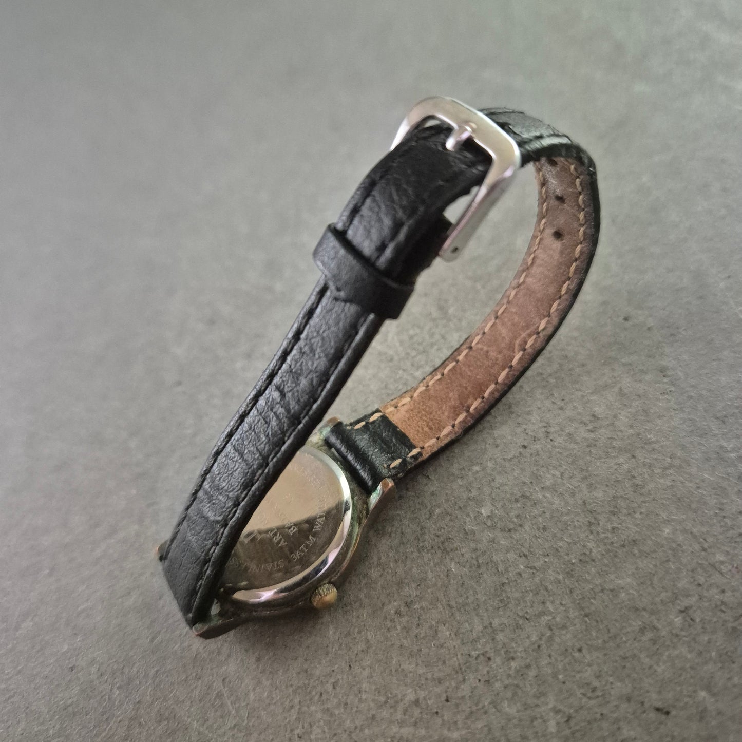 JM Damen Uhr – Klassisches Design mit schwarzem Lederarmband