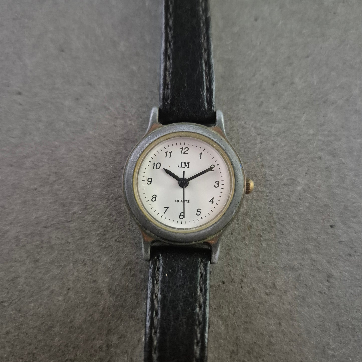 JM Damen Uhr – Klassisches Design mit schwarzem Lederarmband