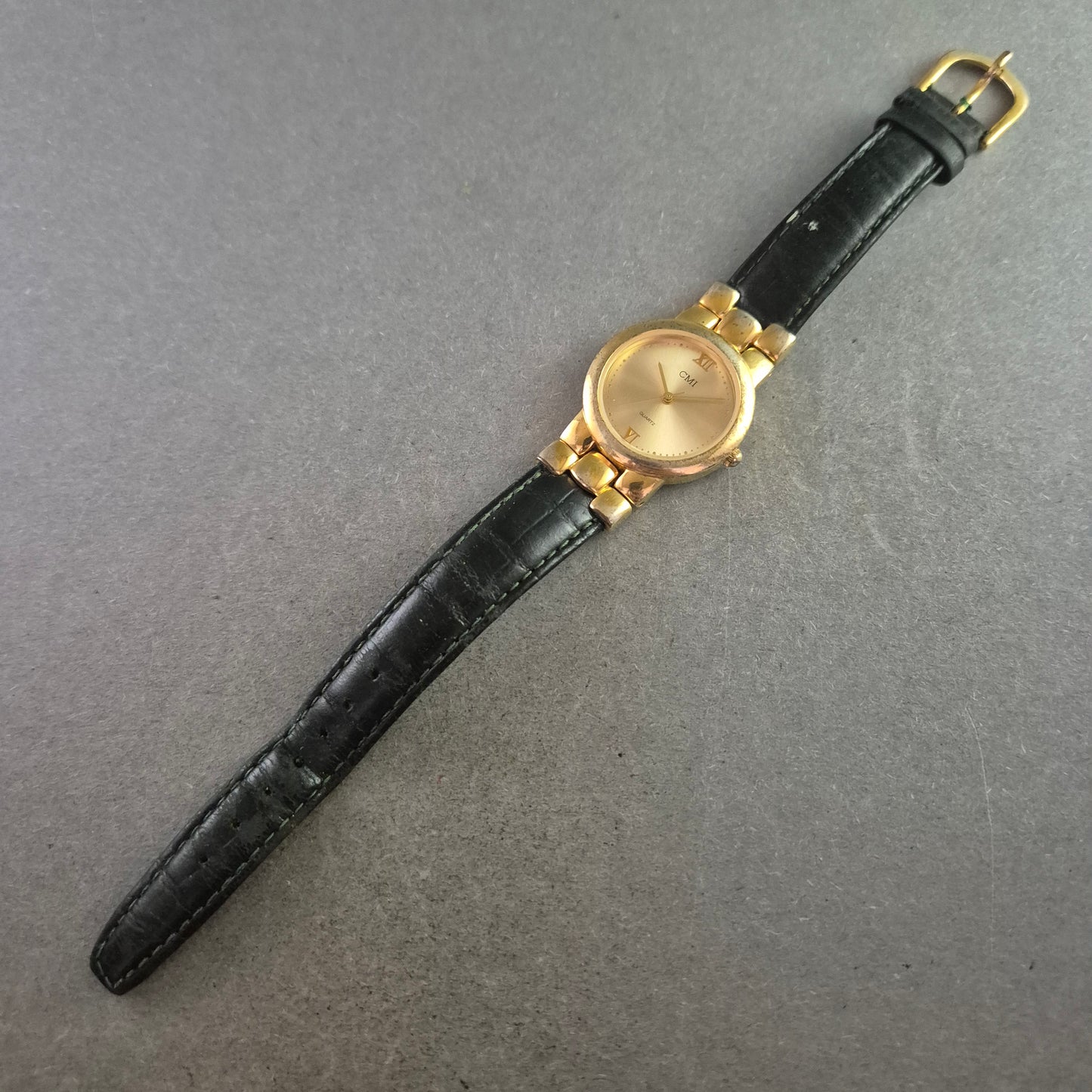 CMI Damen Uhr – Goldfarbenes Gehäuse mit Lederarmband