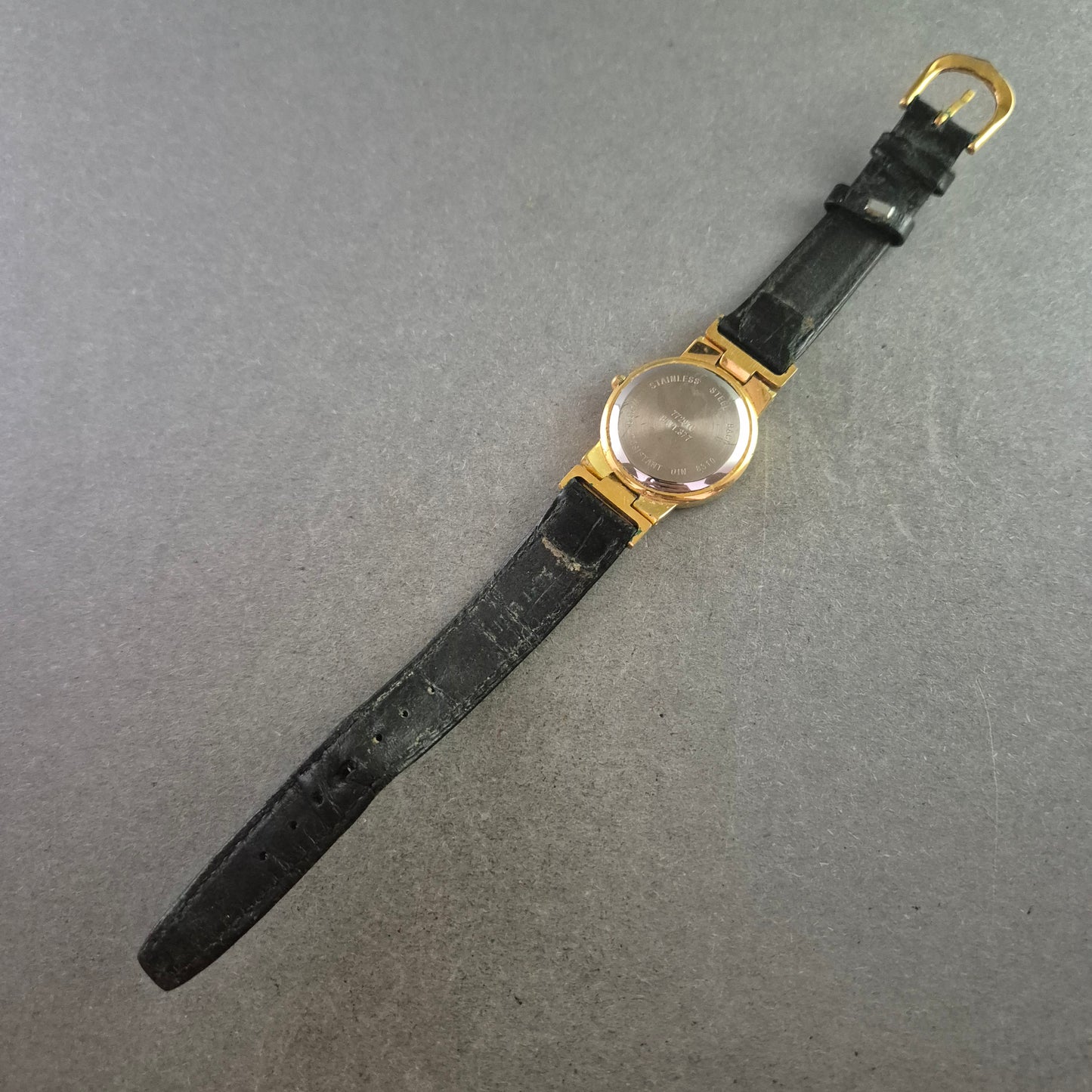 CMI Damen Uhr – Goldfarbenes Gehäuse mit Lederarmband