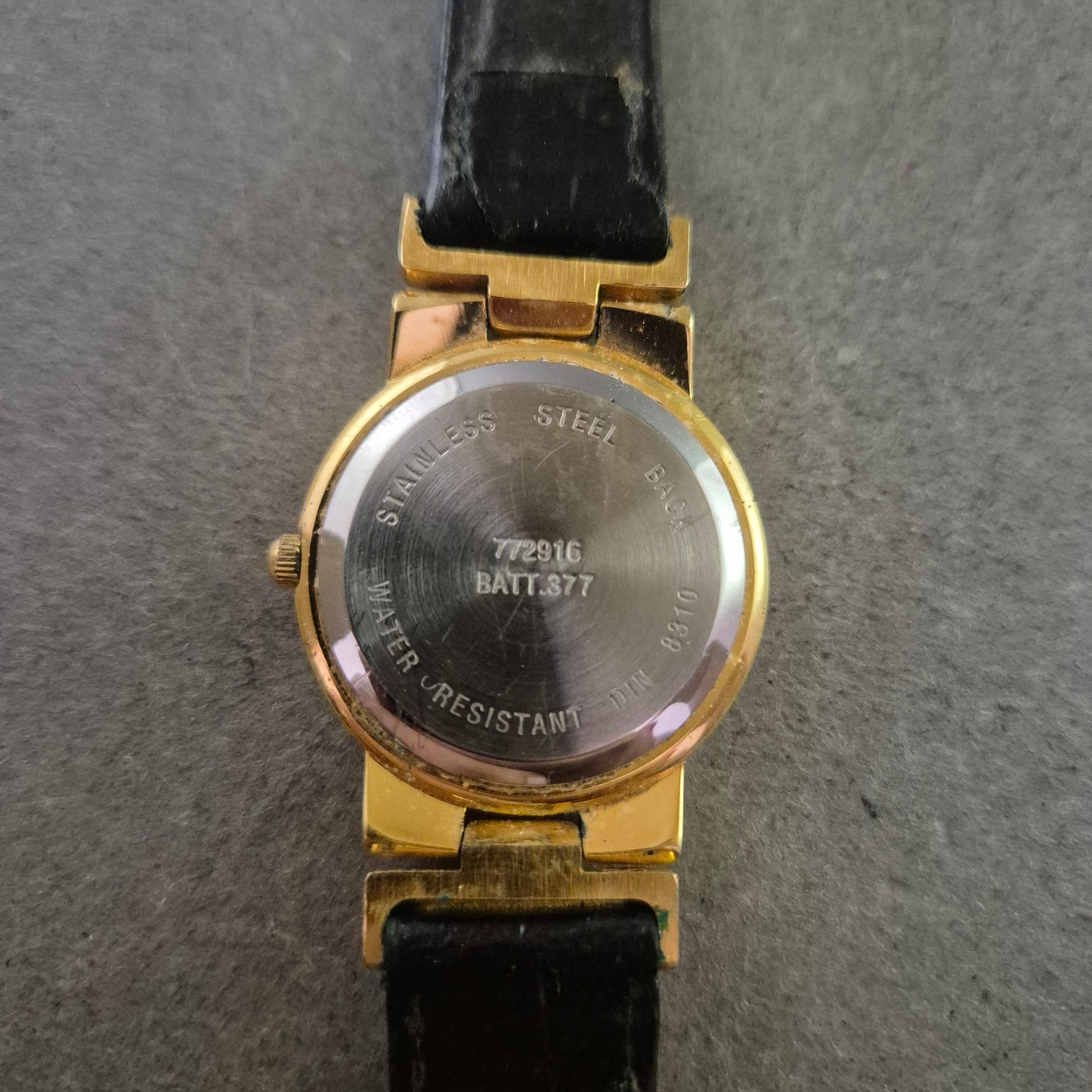 CMI Damen Uhr – Goldfarbenes Gehäuse mit Lederarmband