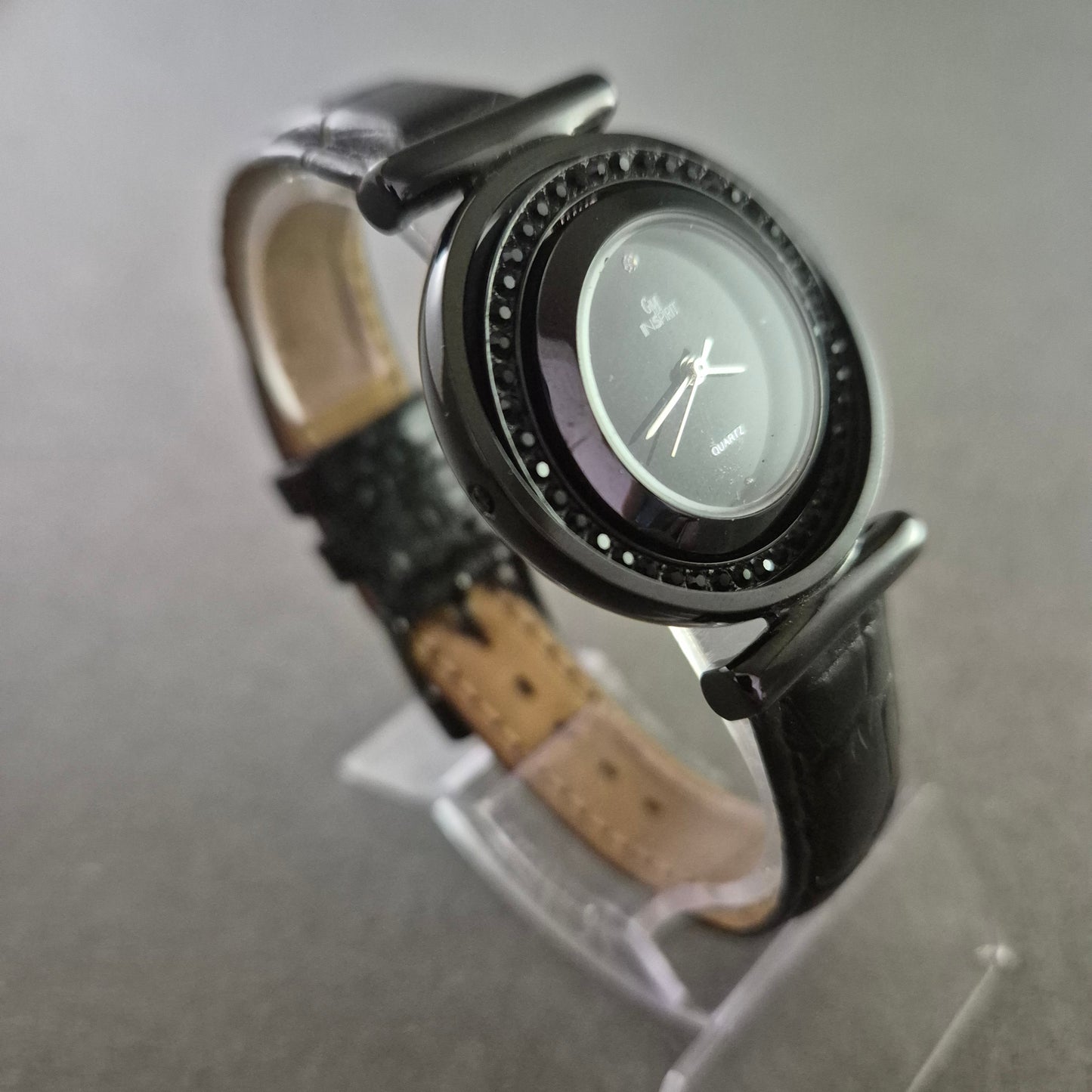 GM Inspirat Damen Uhr – Schwarzes Design mit Strasslünette