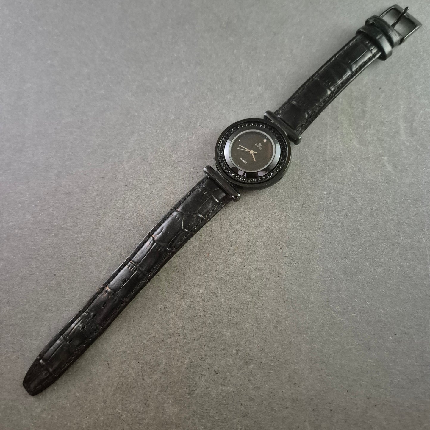 GM Inspirat Damen Uhr – Schwarzes Design mit Strasslünette