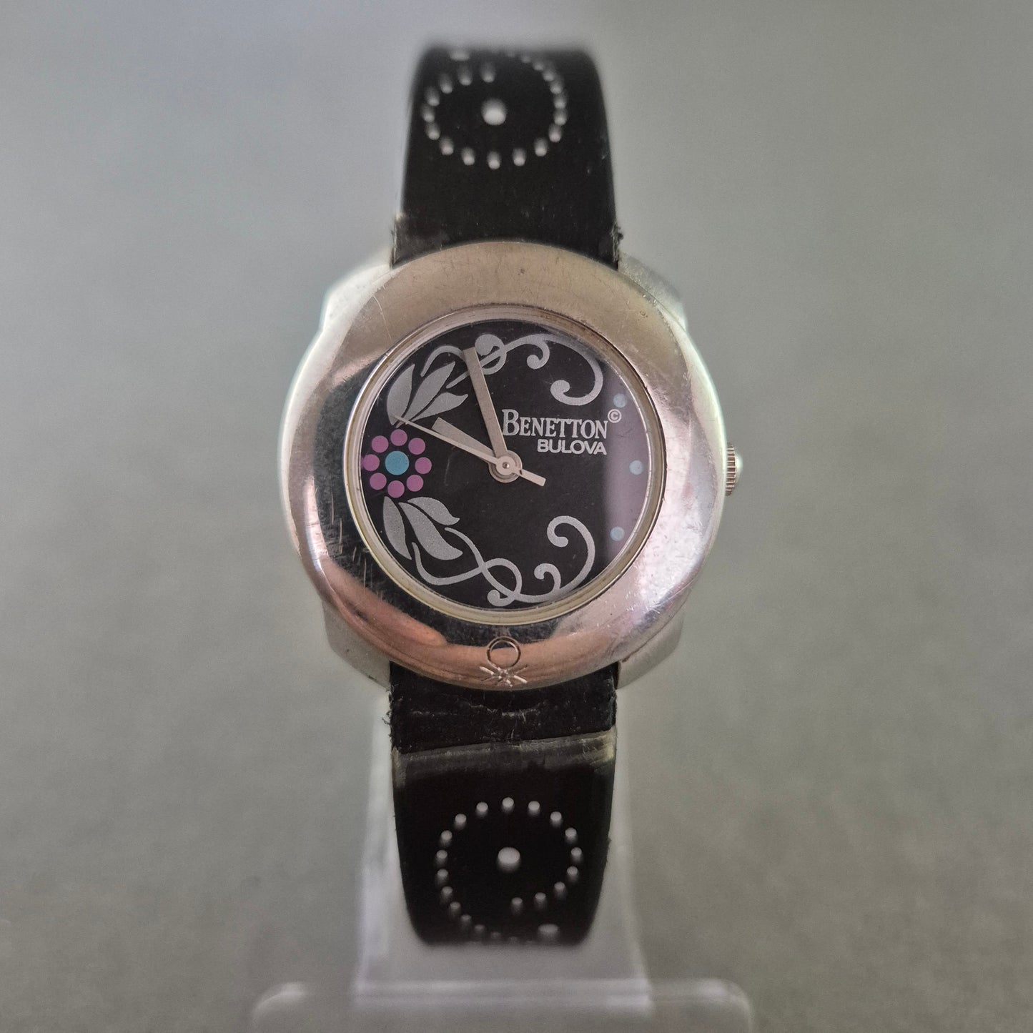 Benetton Damen Uhr – Bulova Design mit floralen Akzenten