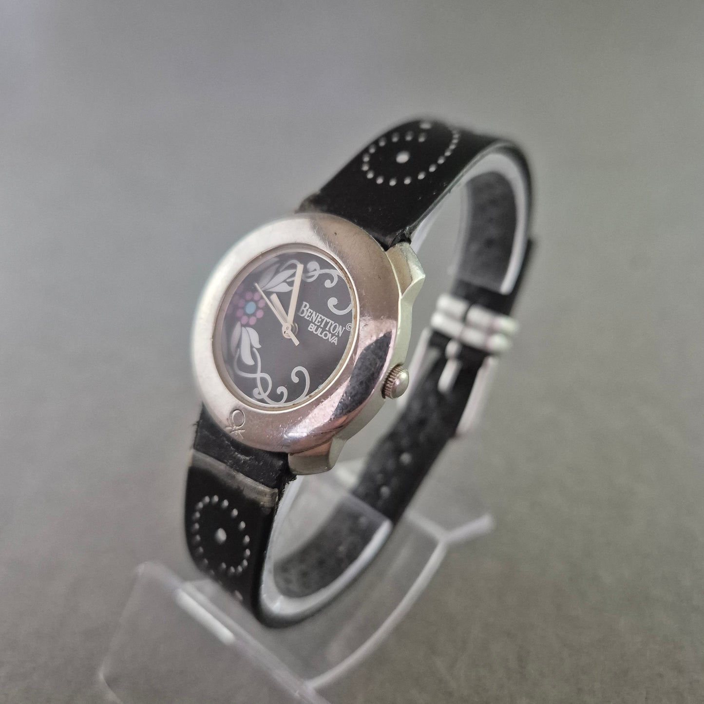 Benetton Damen Uhr – Bulova Design mit floralen Akzenten