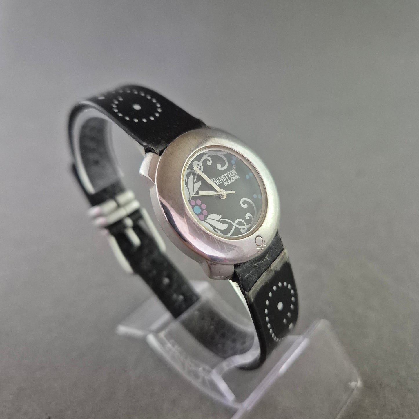 Benetton Damen Uhr – Bulova Design mit floralen Akzenten