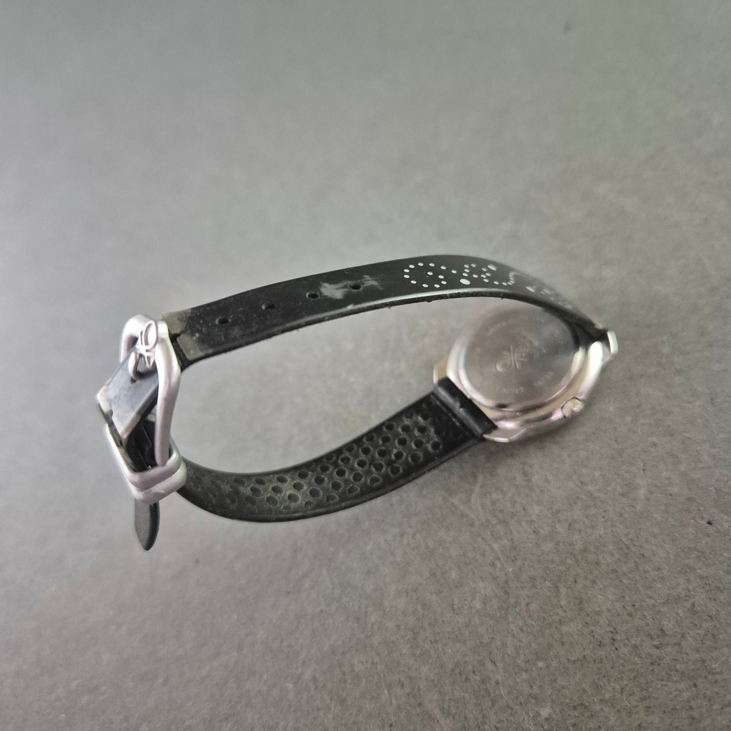 Benetton Damen Uhr – Bulova Design mit floralen Akzenten