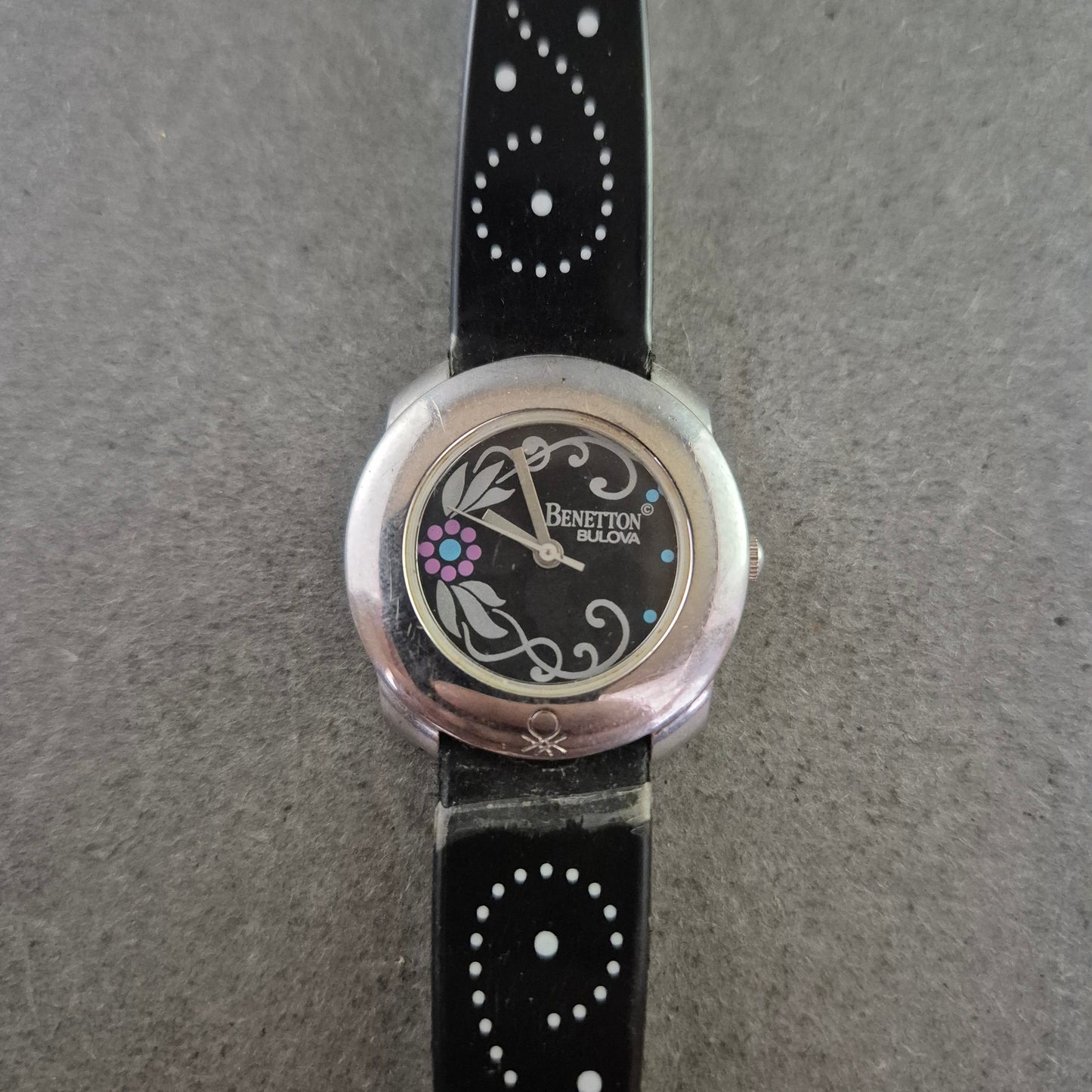 Benetton Damen Uhr – Bulova Design mit floralen Akzenten