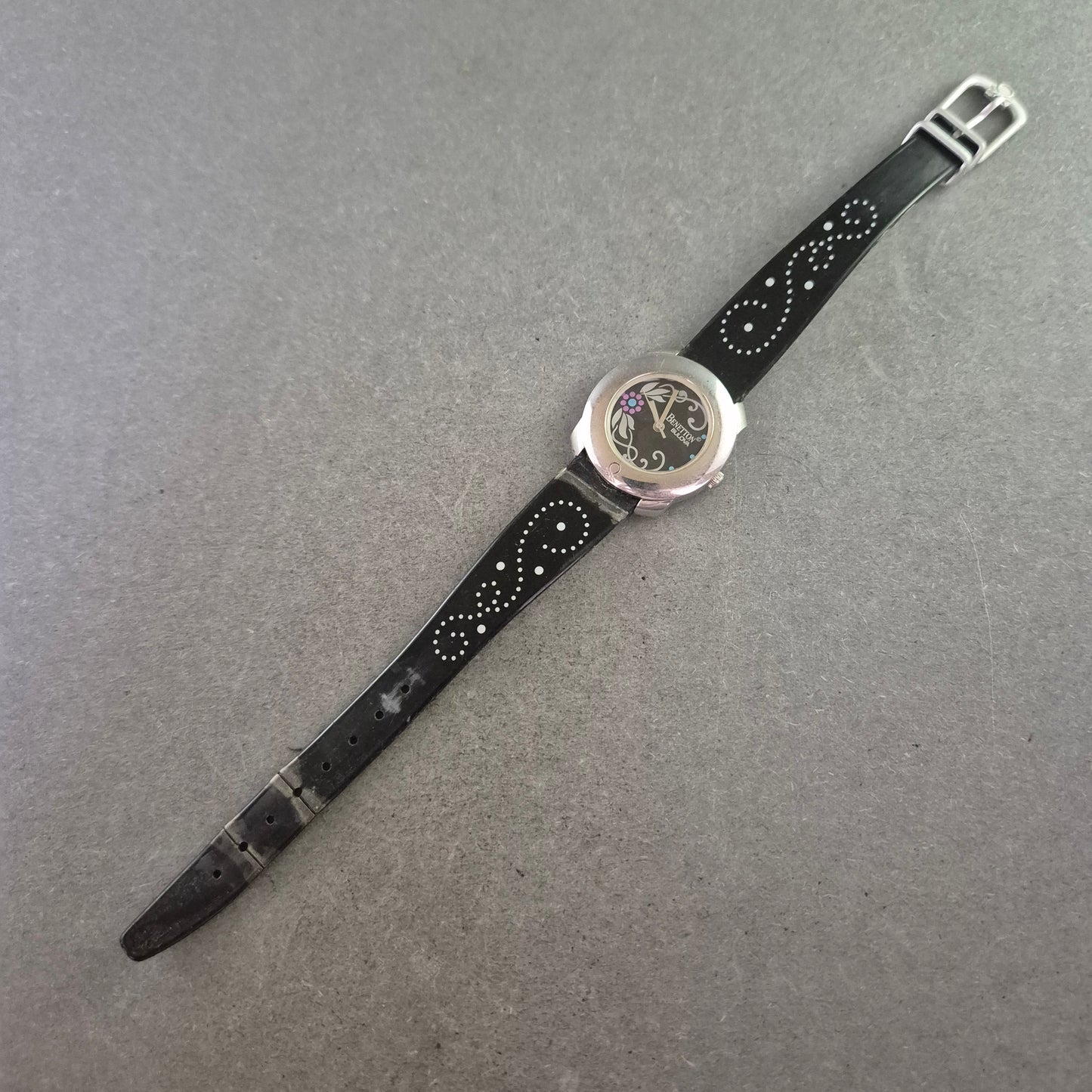 Benetton Damen Uhr – Bulova Design mit floralen Akzenten