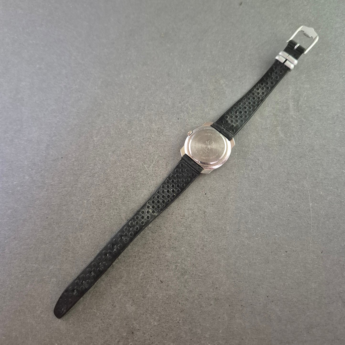 Benetton Damen Uhr – Bulova Design mit floralen Akzenten