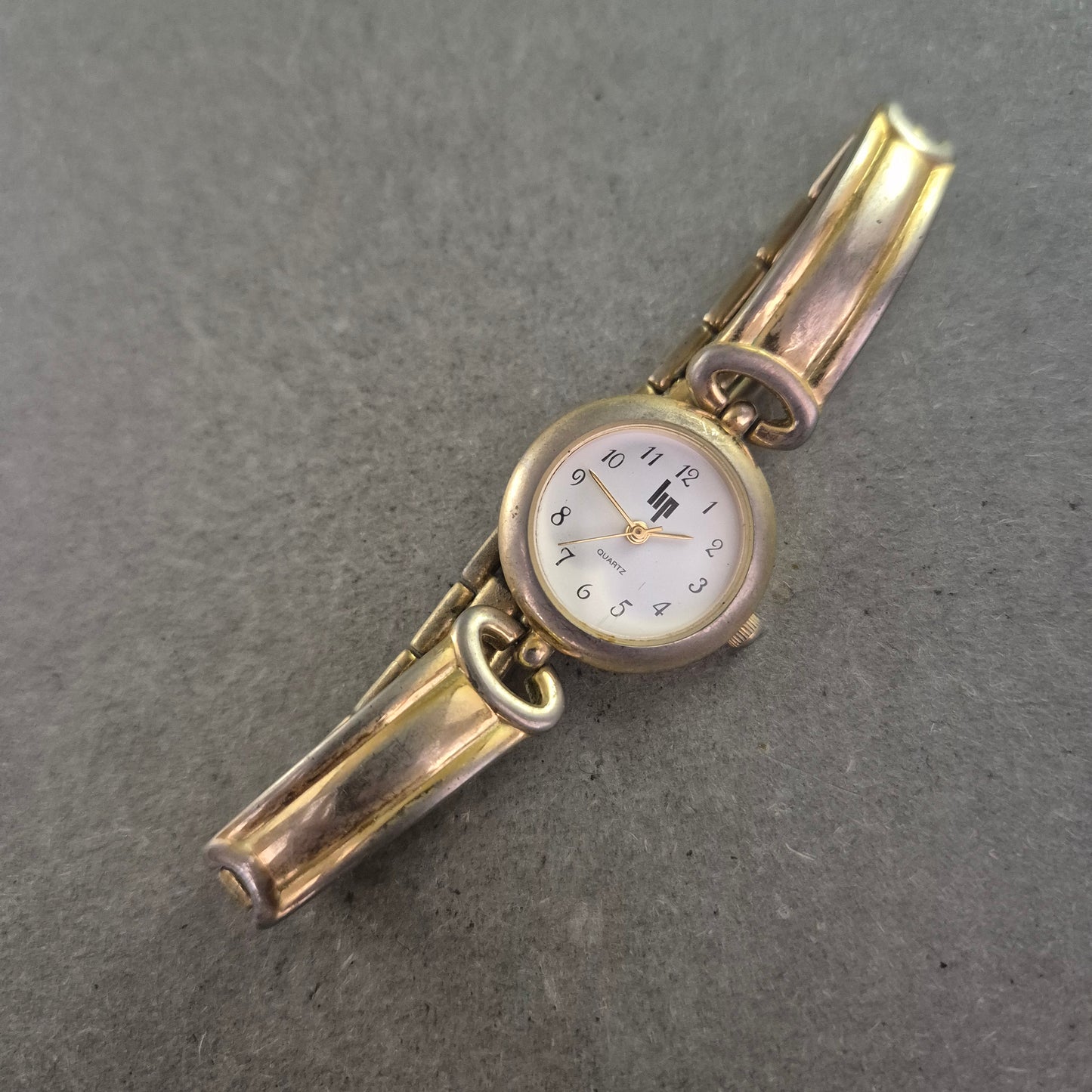 LIP Damen Uhr – Vintage Design mit goldfarbenem Armband