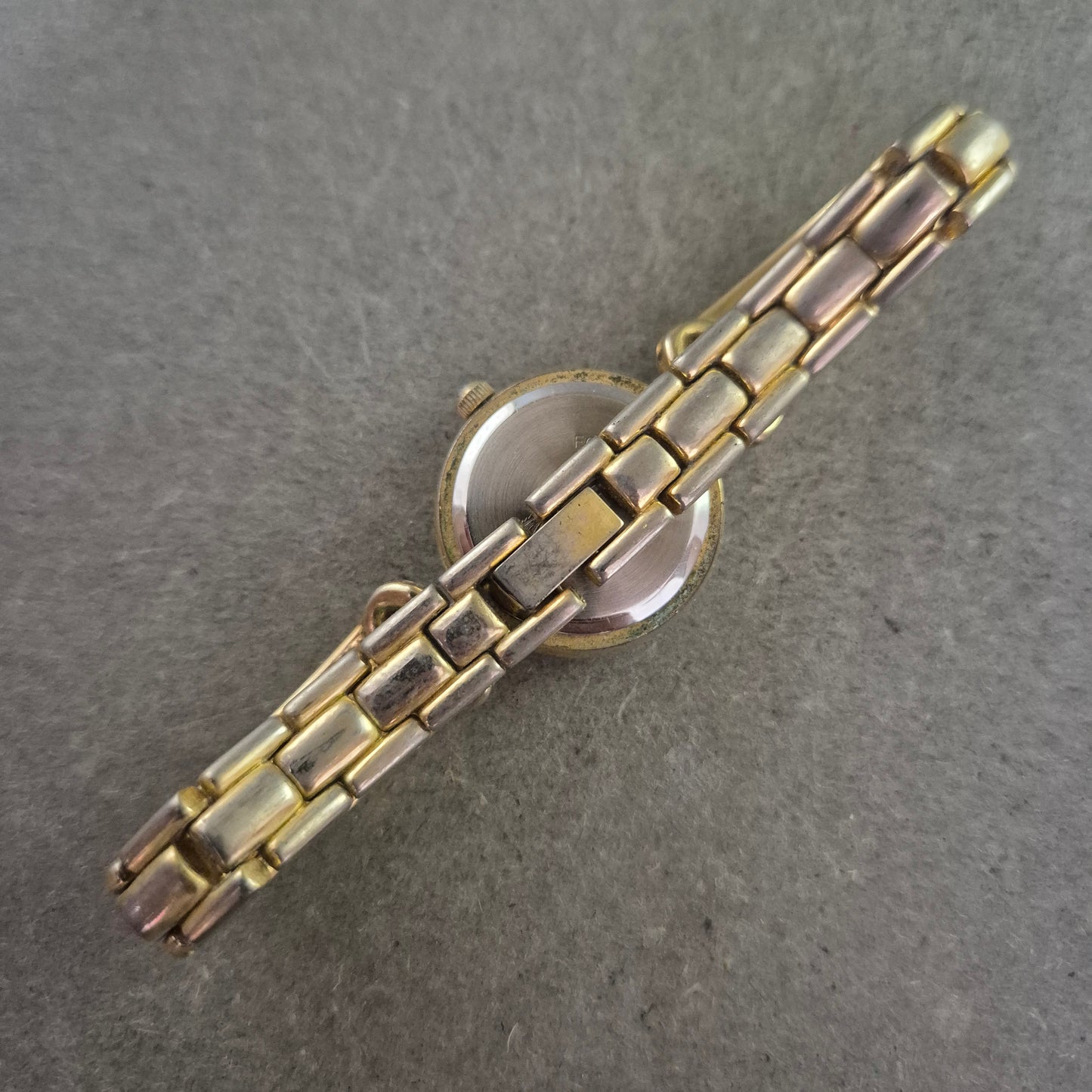 LIP Damen Uhr – Vintage Design mit goldfarbenem Armband