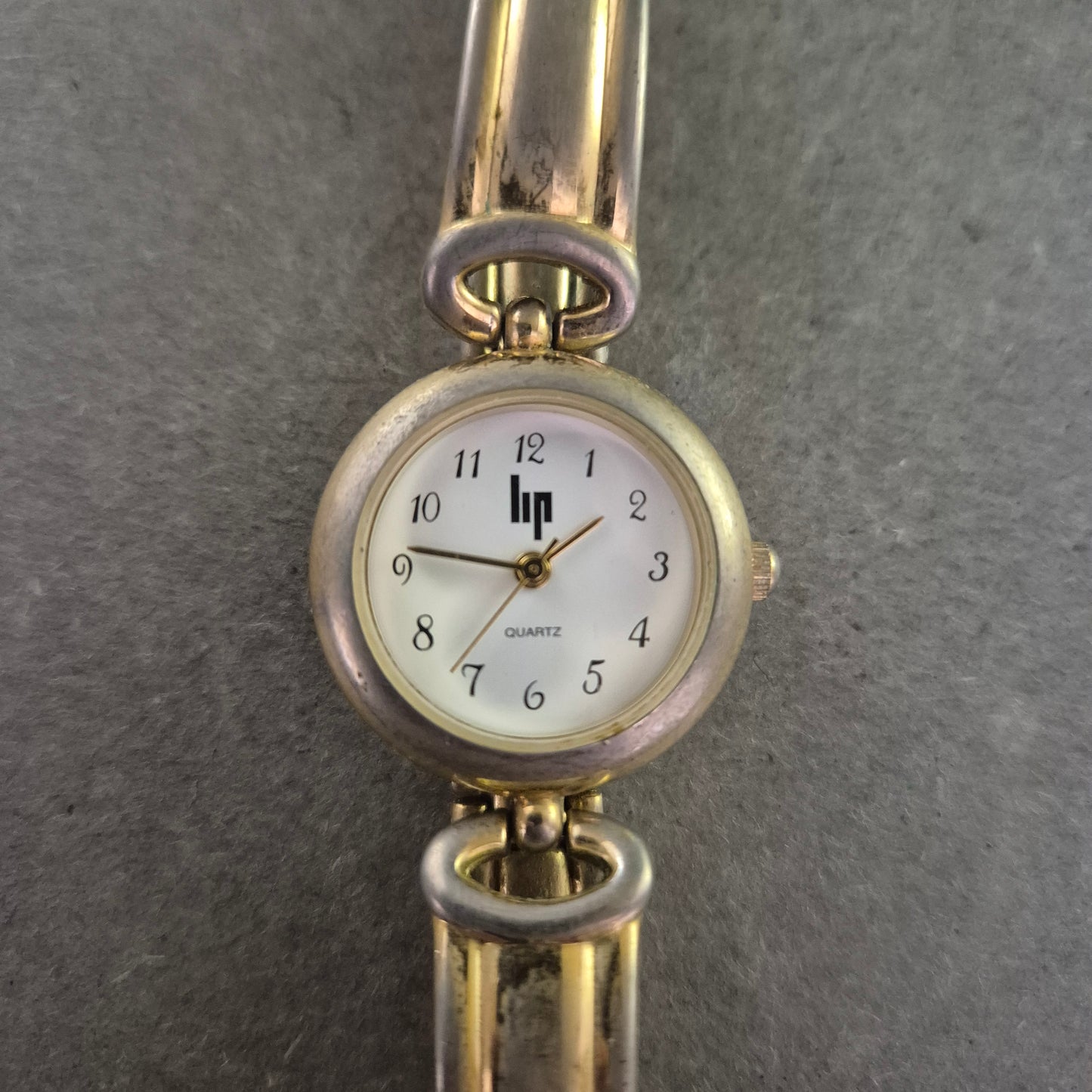 LIP Damen Uhr – Vintage Design mit goldfarbenem Armband