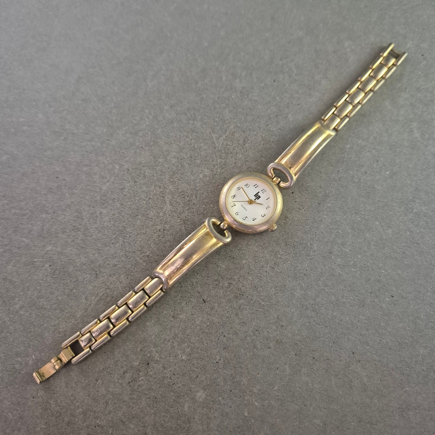 LIP Damen Uhr – Vintage Design mit goldfarbenem Armband