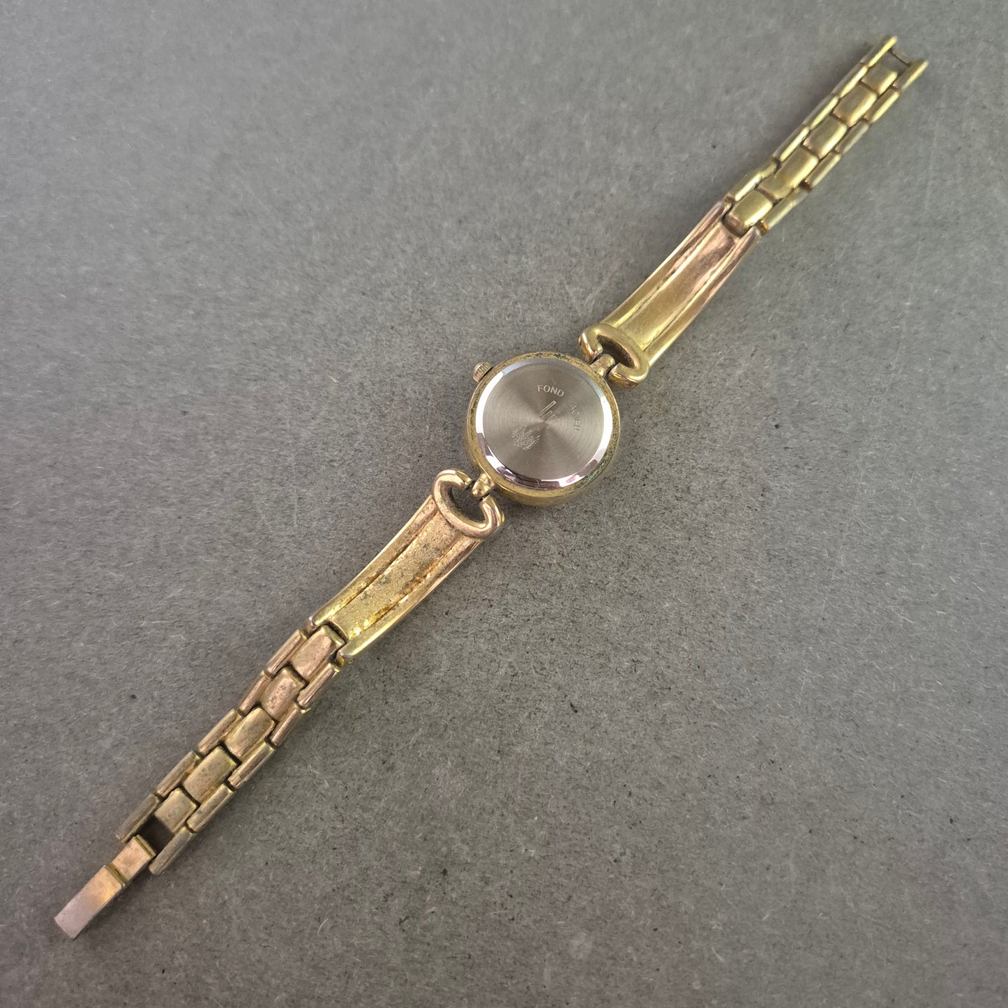 LIP Damen Uhr – Vintage Design mit goldfarbenem Armband