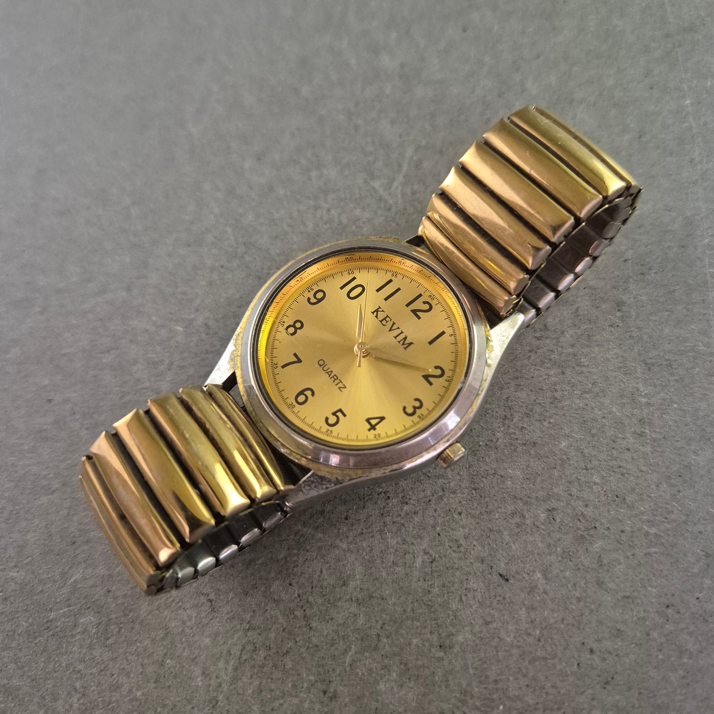 Kevim Herren Uhr – Goldfarbenes Design mit Flexband