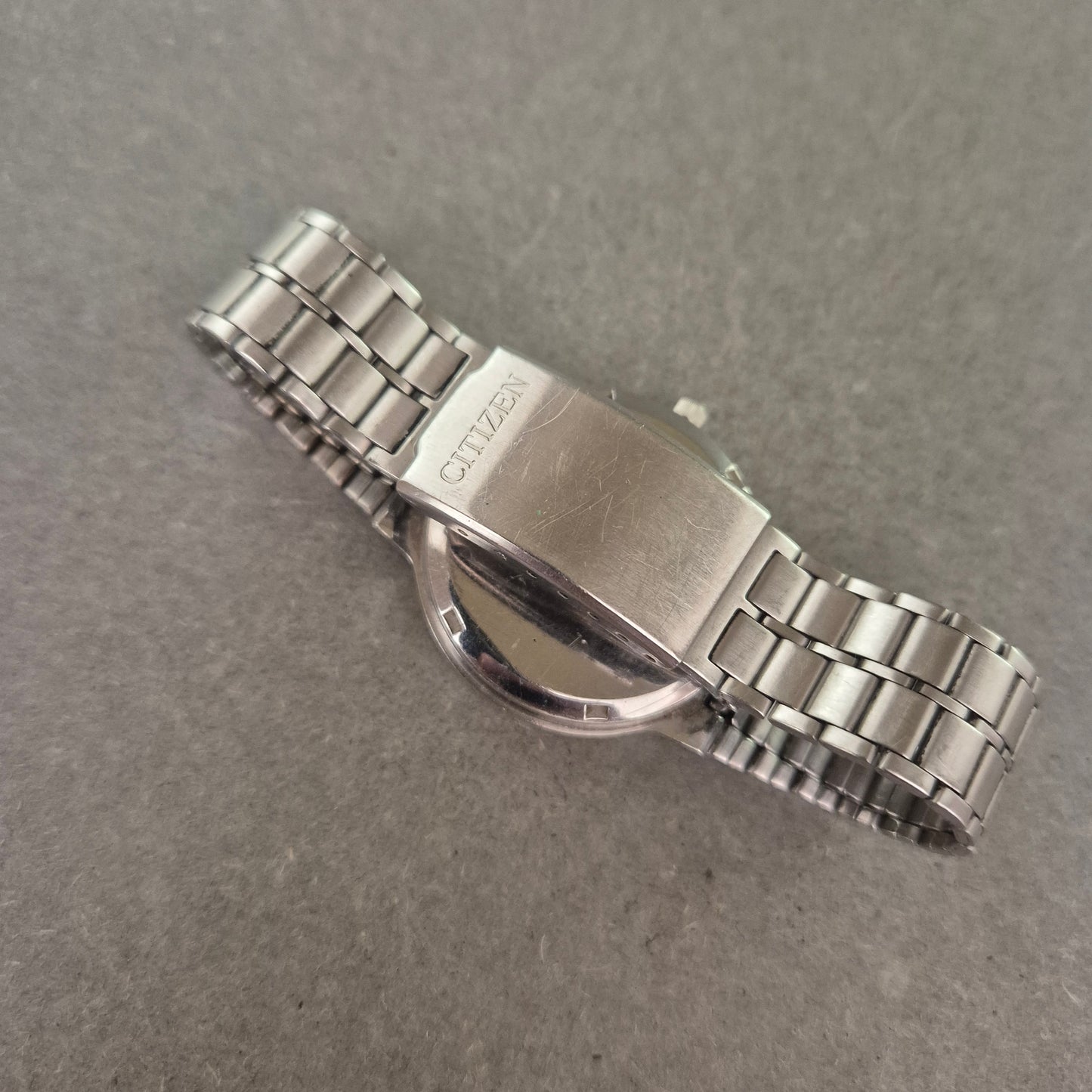 Citizen Herren Uhr – Schlankes Edelstahl Design mit schwarzem Zifferblatt