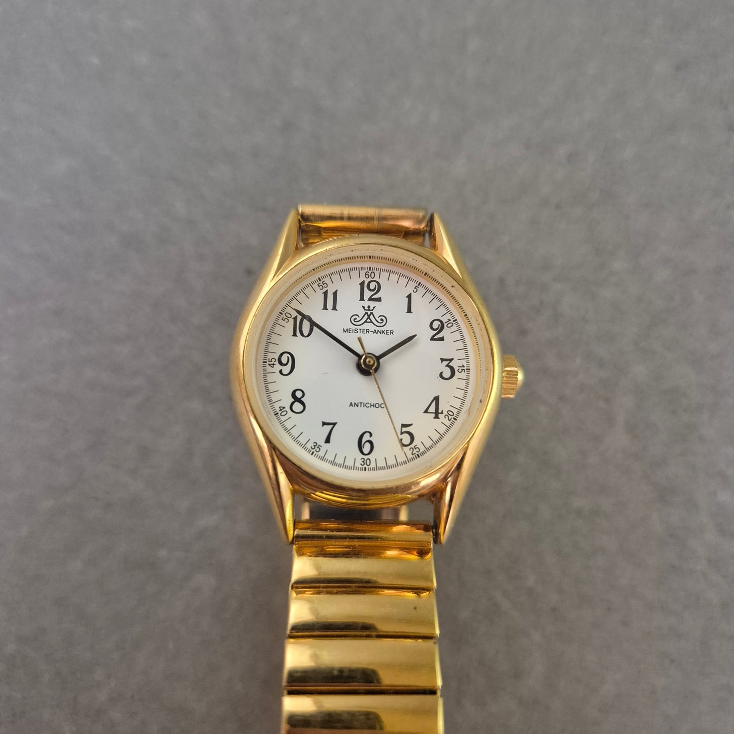 Meister Anker Damen Uhr – Klassisches Design mit goldfarbenem Flexband