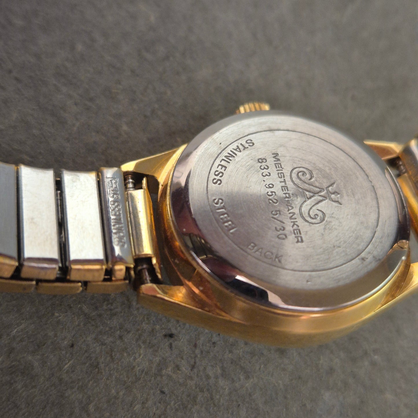 Meister Anker Damen Uhr – Klassisches Design mit goldfarbenem Flexband