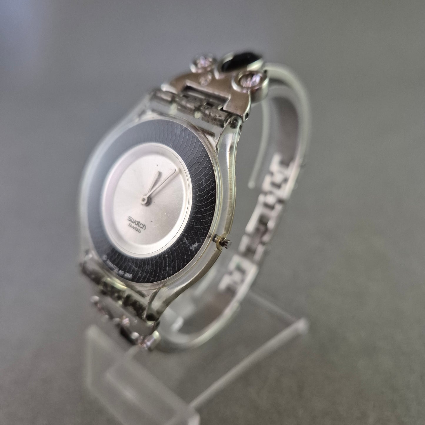 Swatch Damen Uhr mit Edelstahlarmband – Eleganz trifft Schweizer Präzision