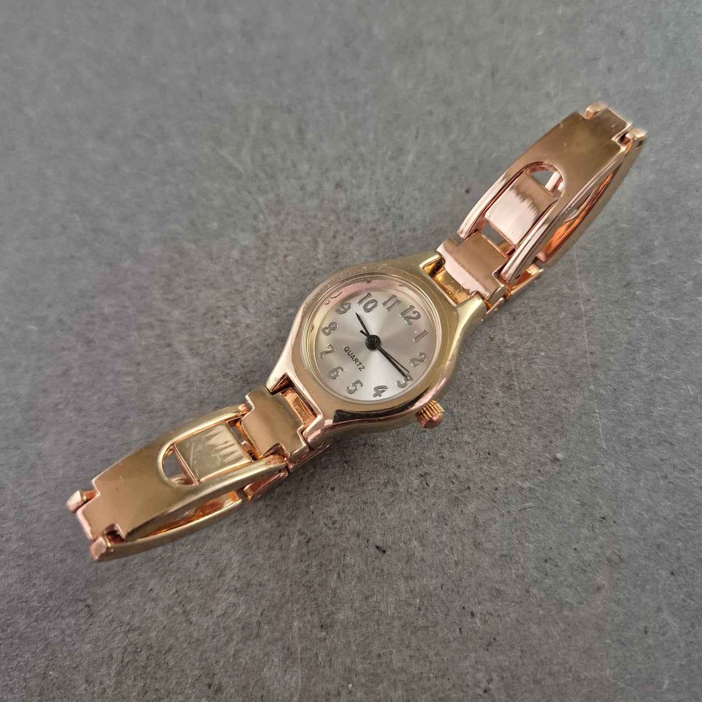 Elegante Damen Quarz Armbanduhr – Roségoldenes Design