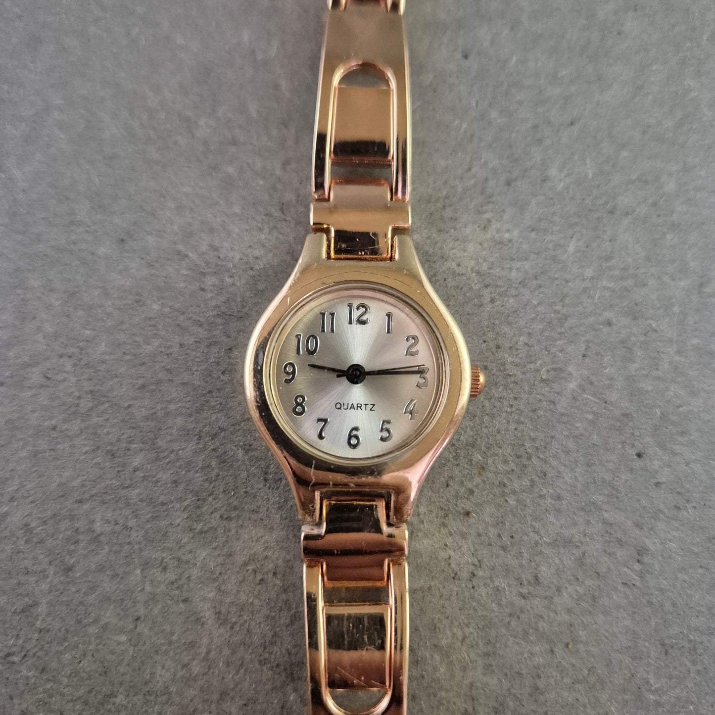 Elegante Damen Quarz Armbanduhr – Roségoldenes Design