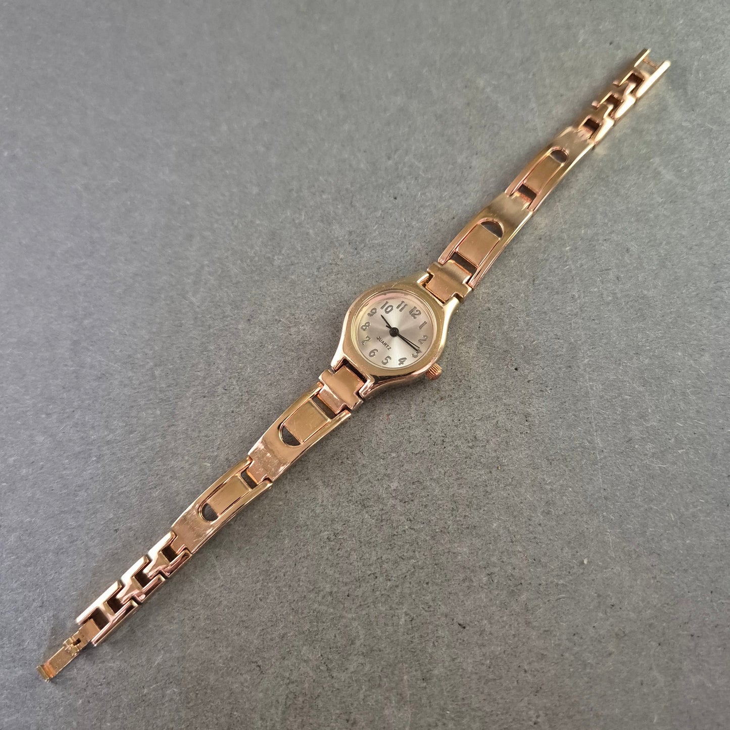 Elegante Damen Quarz Armbanduhr – Roségoldenes Design