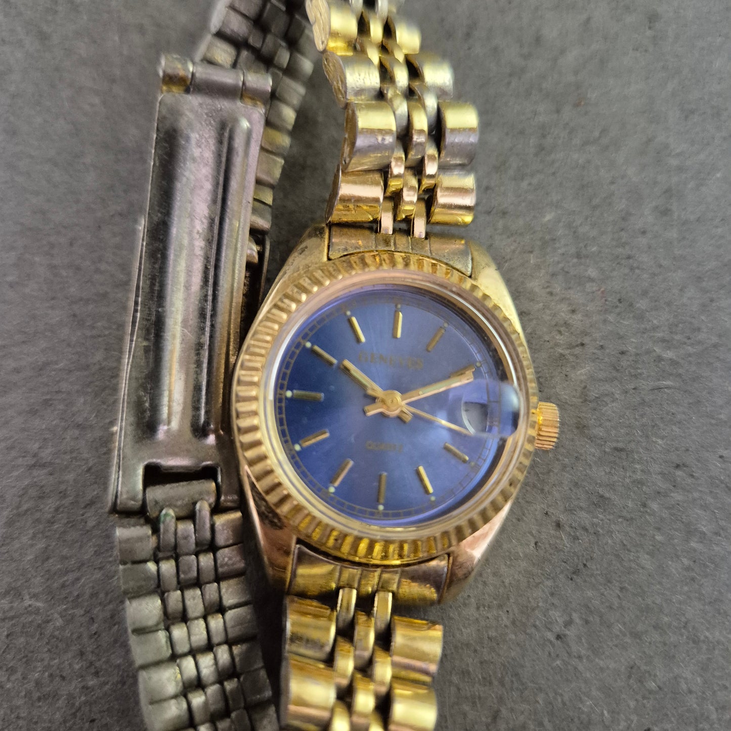 Genevis Damen Quarz Armbanduhr – Goldfarben mit Blauem Zifferblatt