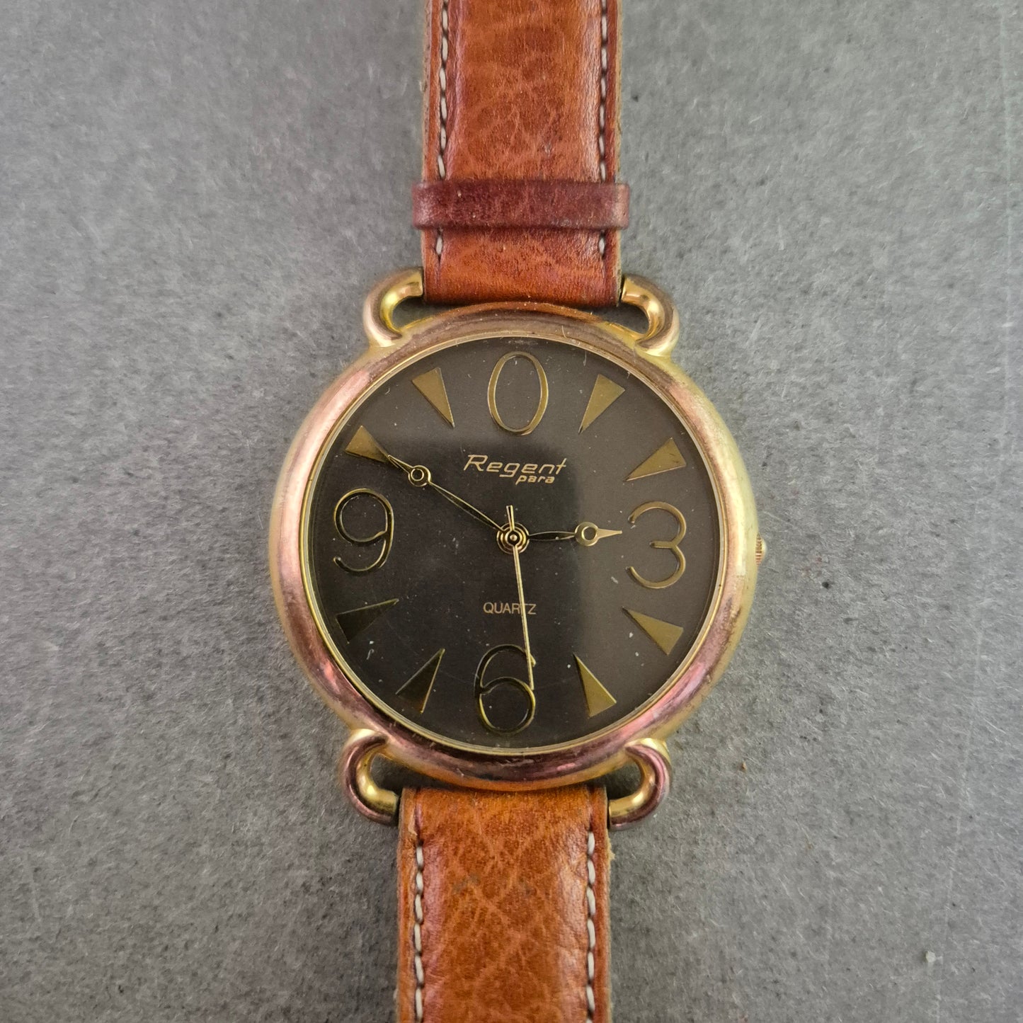 Regent Paris Quarz Armbanduhr – Goldfarben mit braunem Lederarmband