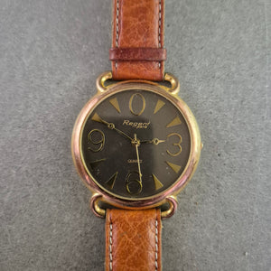 Regent Paris Quarz Armbanduhr – Goldfarben mit braunem Lederarmband