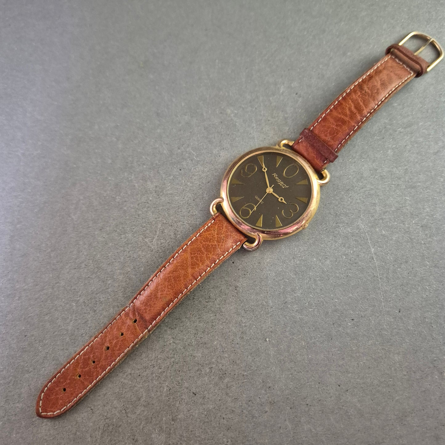 Regent Paris Quarz Armbanduhr – Goldfarben mit braunem Lederarmband