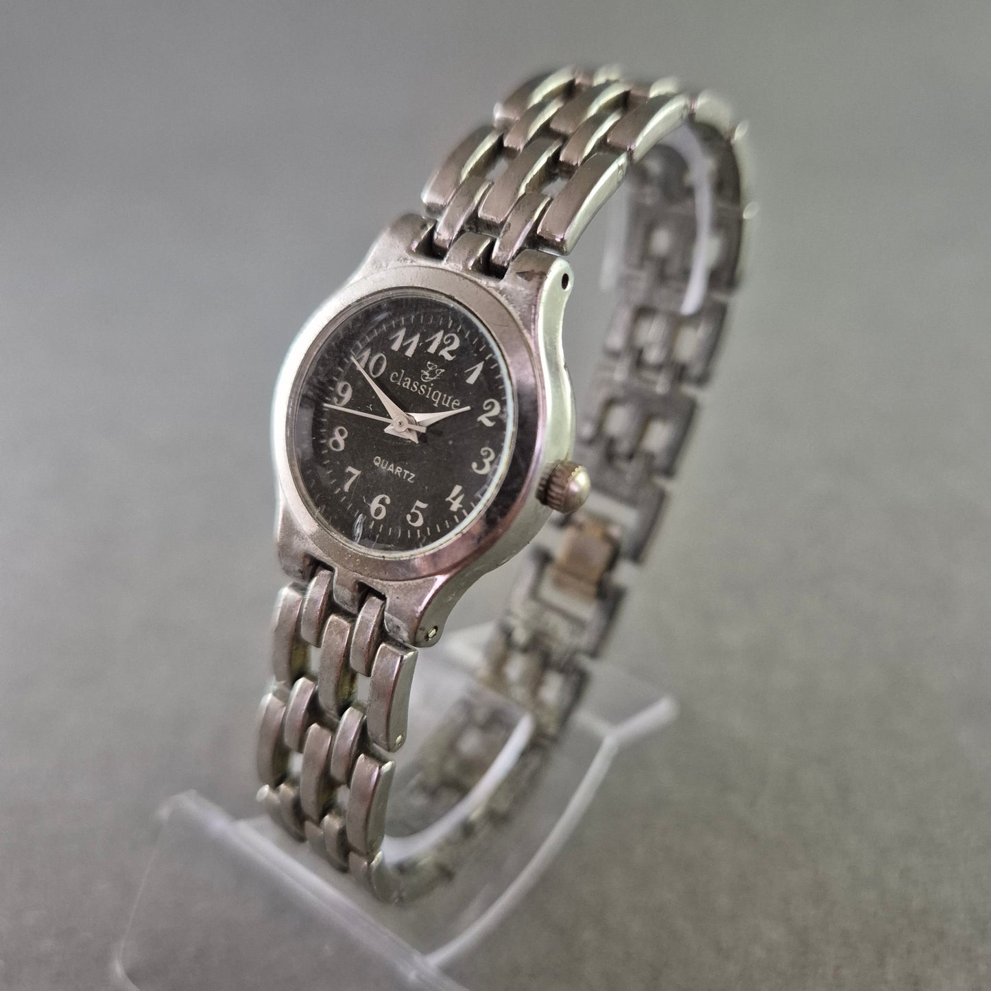 Classique Damen Quarz Armbanduhr – Edelstahl mit schwarzem Zifferblatt