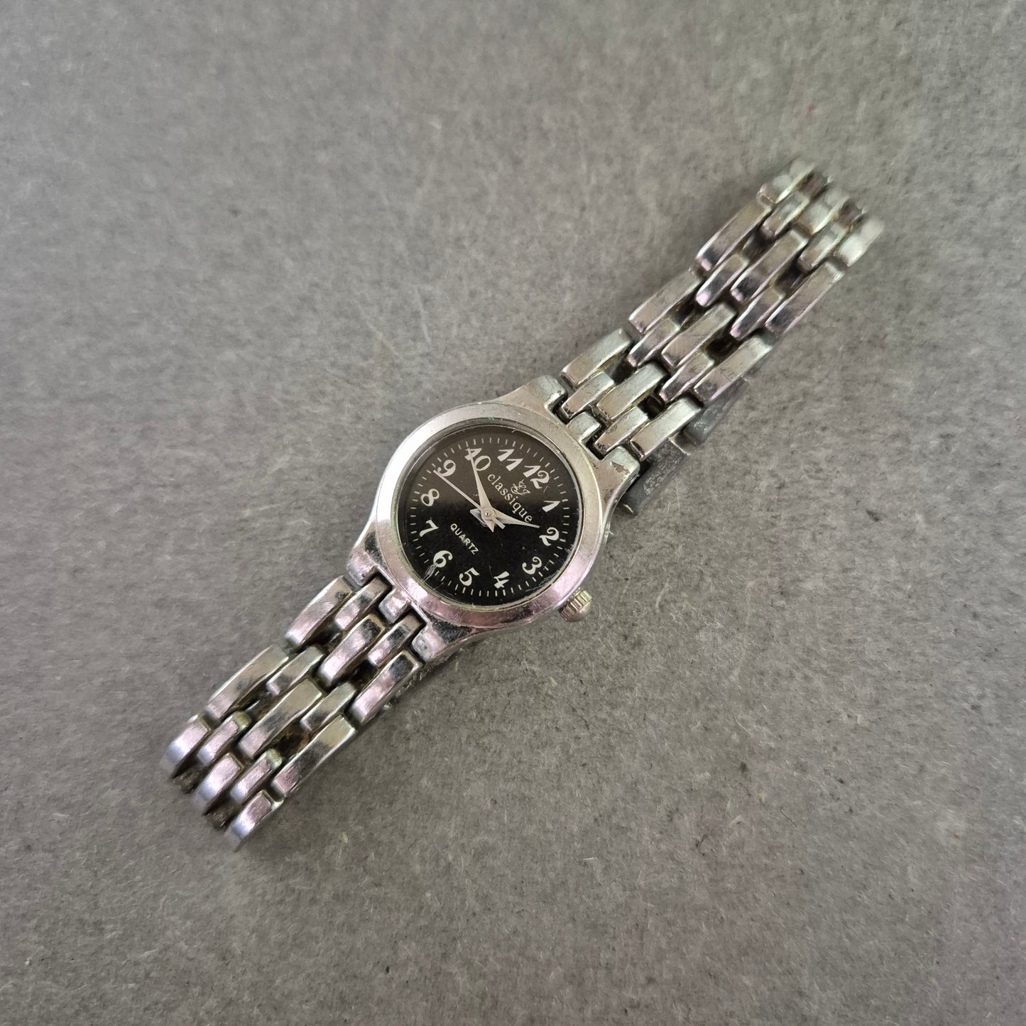 Classique Damen Quarz Armbanduhr – Edelstahl mit schwarzem Zifferblatt