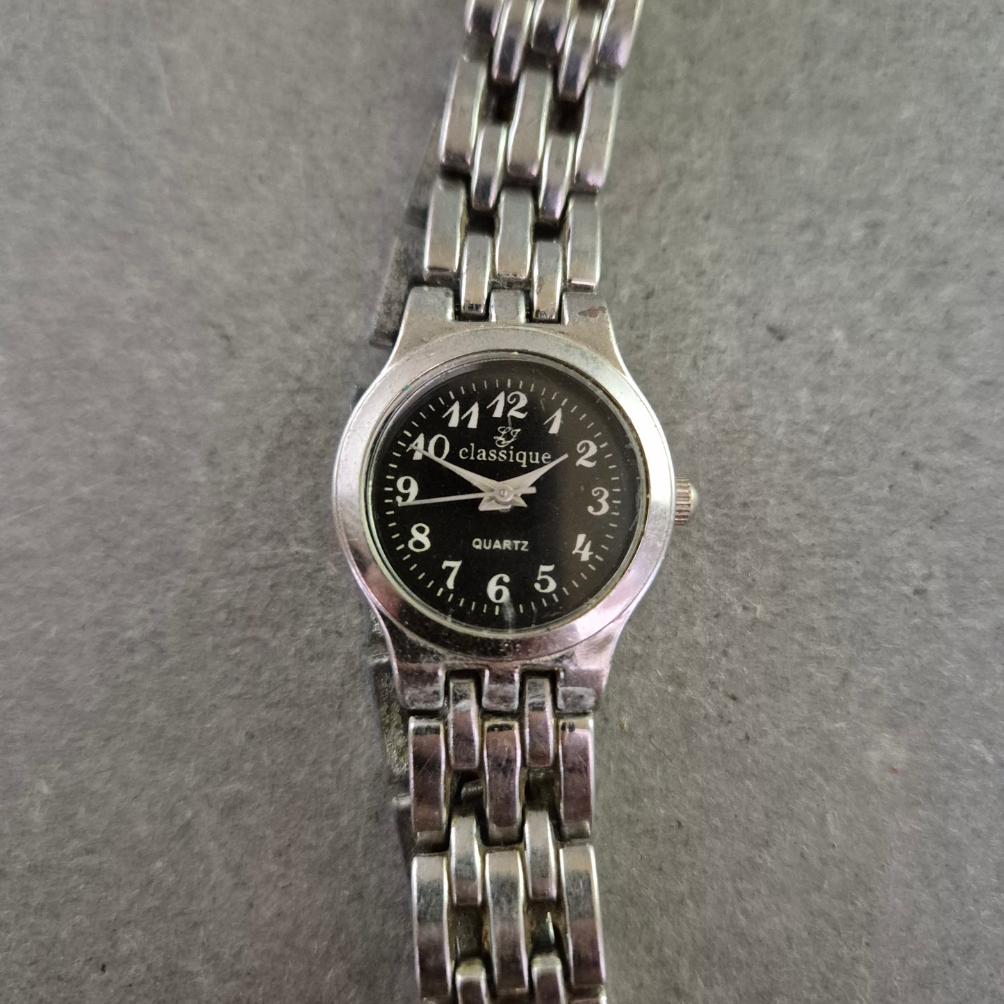 Classique Damen Quarz Armbanduhr – Edelstahl mit schwarzem Zifferblatt