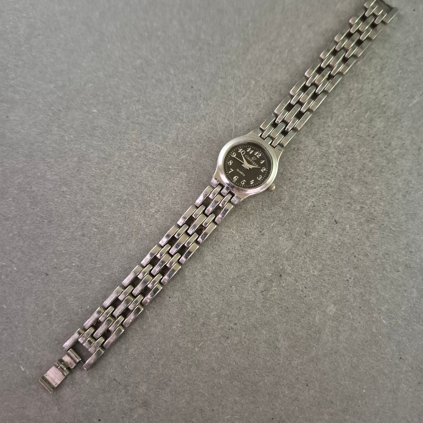 Classique Damen Quarz Armbanduhr – Edelstahl mit schwarzem Zifferblatt