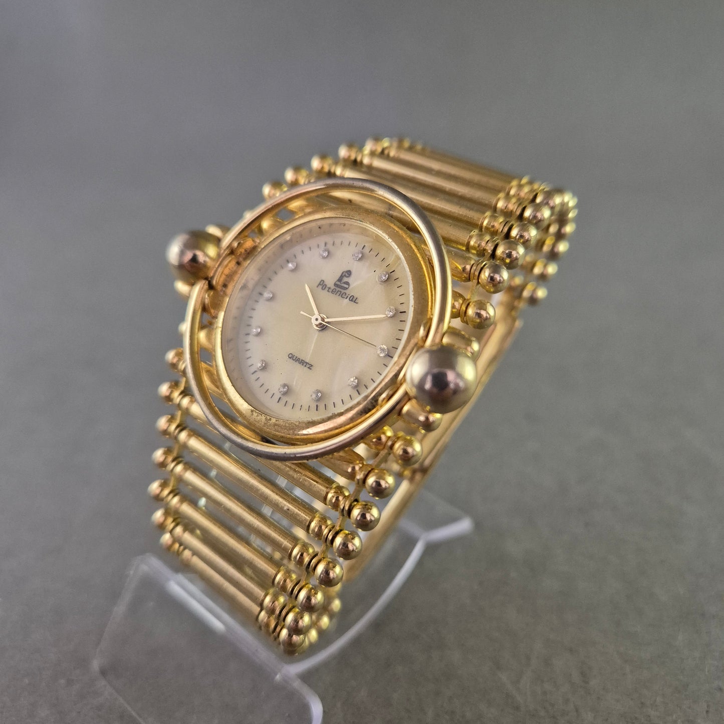 Elegante Damen Uhr in Goldoptik – Auffälliges Armbanddesign