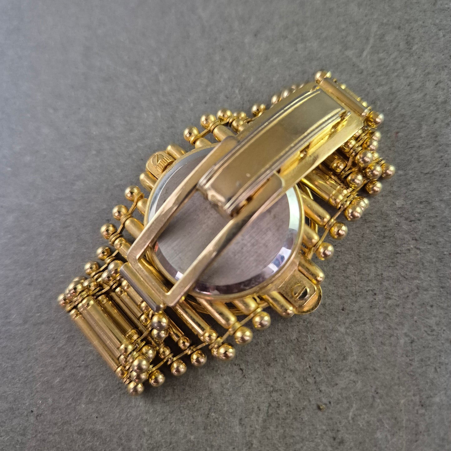 Elegante Damen Uhr in Goldoptik – Auffälliges Armbanddesign