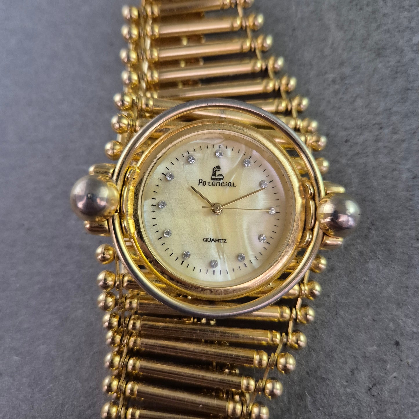 Elegante Damen Uhr in Goldoptik – Auffälliges Armbanddesign