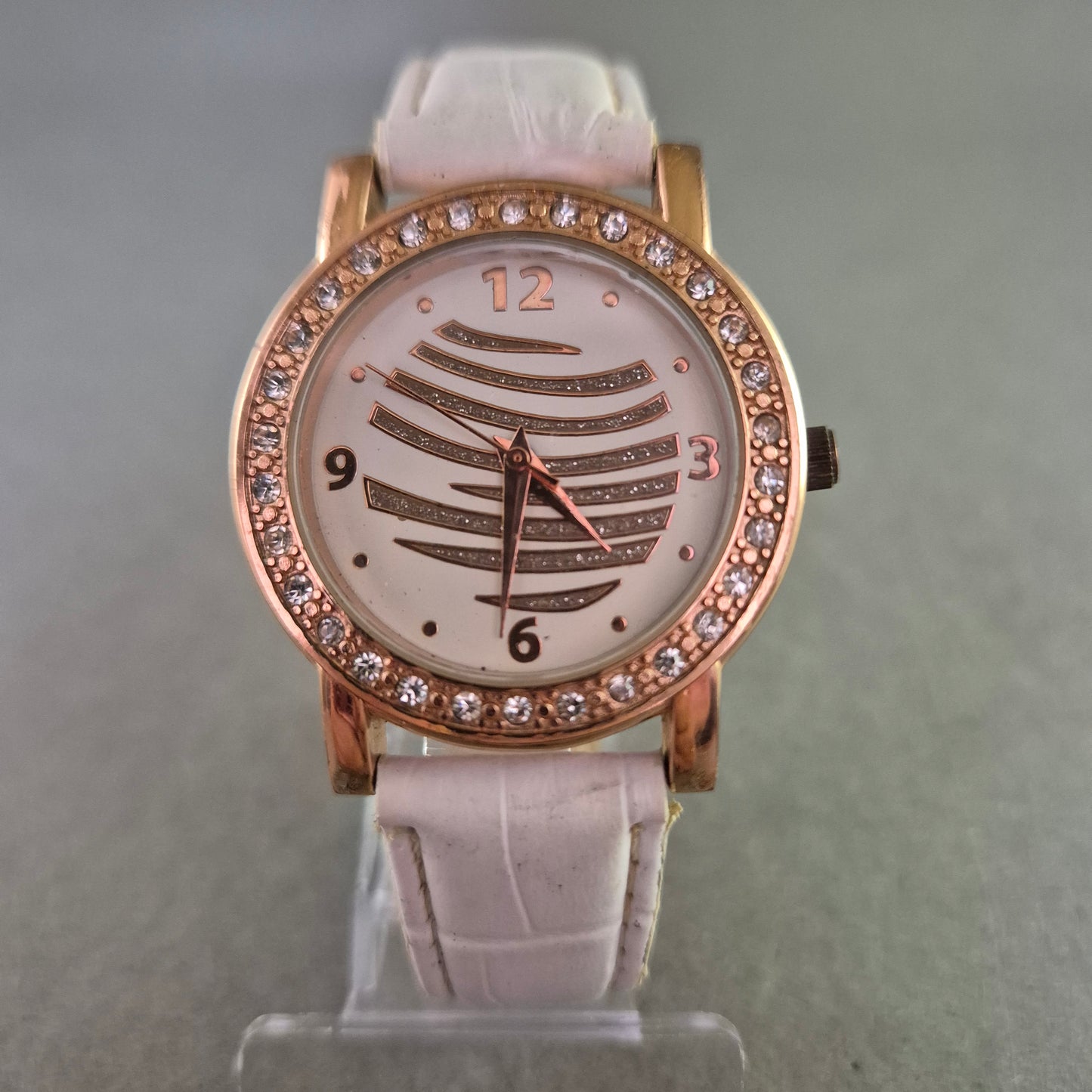 Glamouröse Damen Uhr – Strassbesatz mit weißem Lederarmband