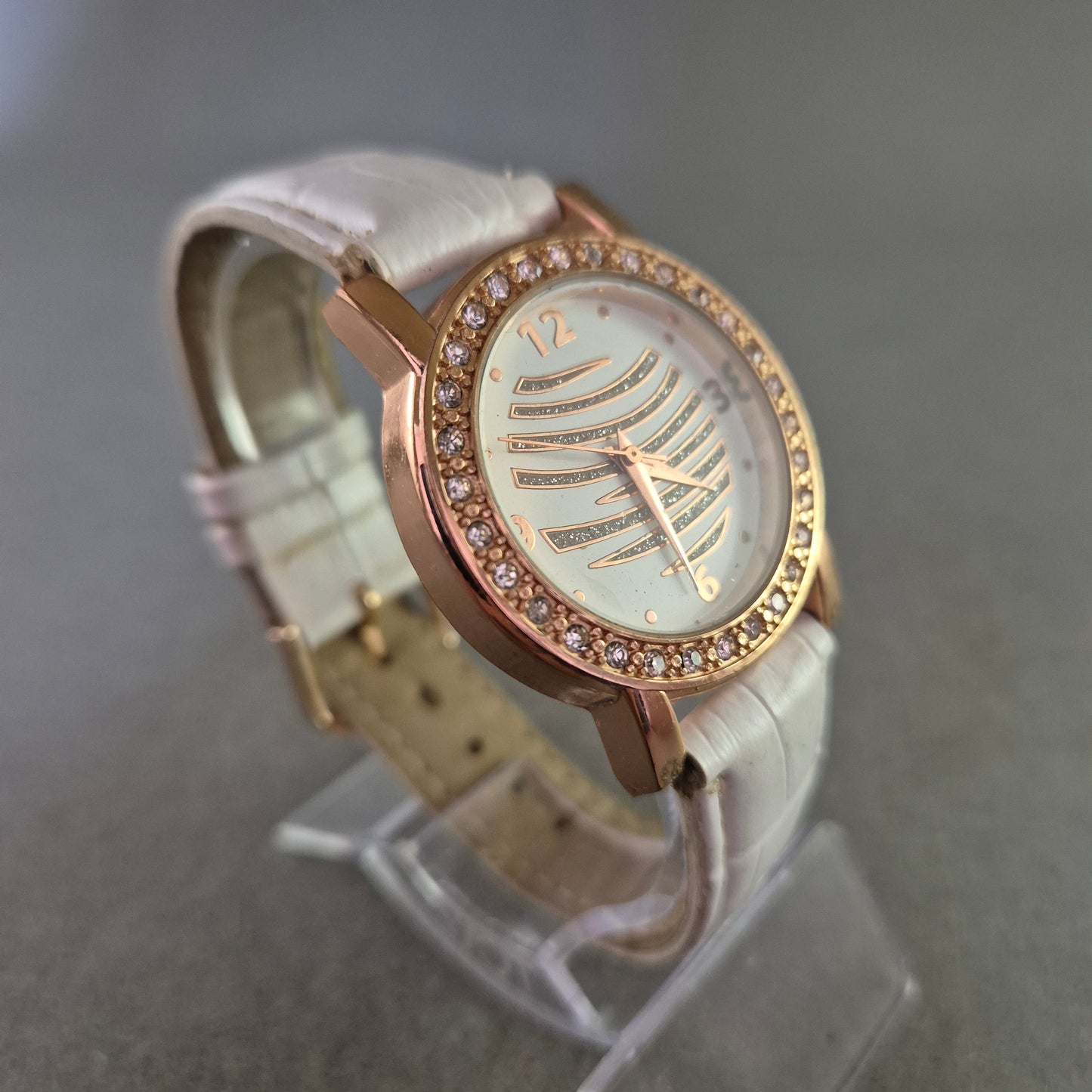 Glamouröse Damen Uhr – Strassbesatz mit weißem Lederarmband