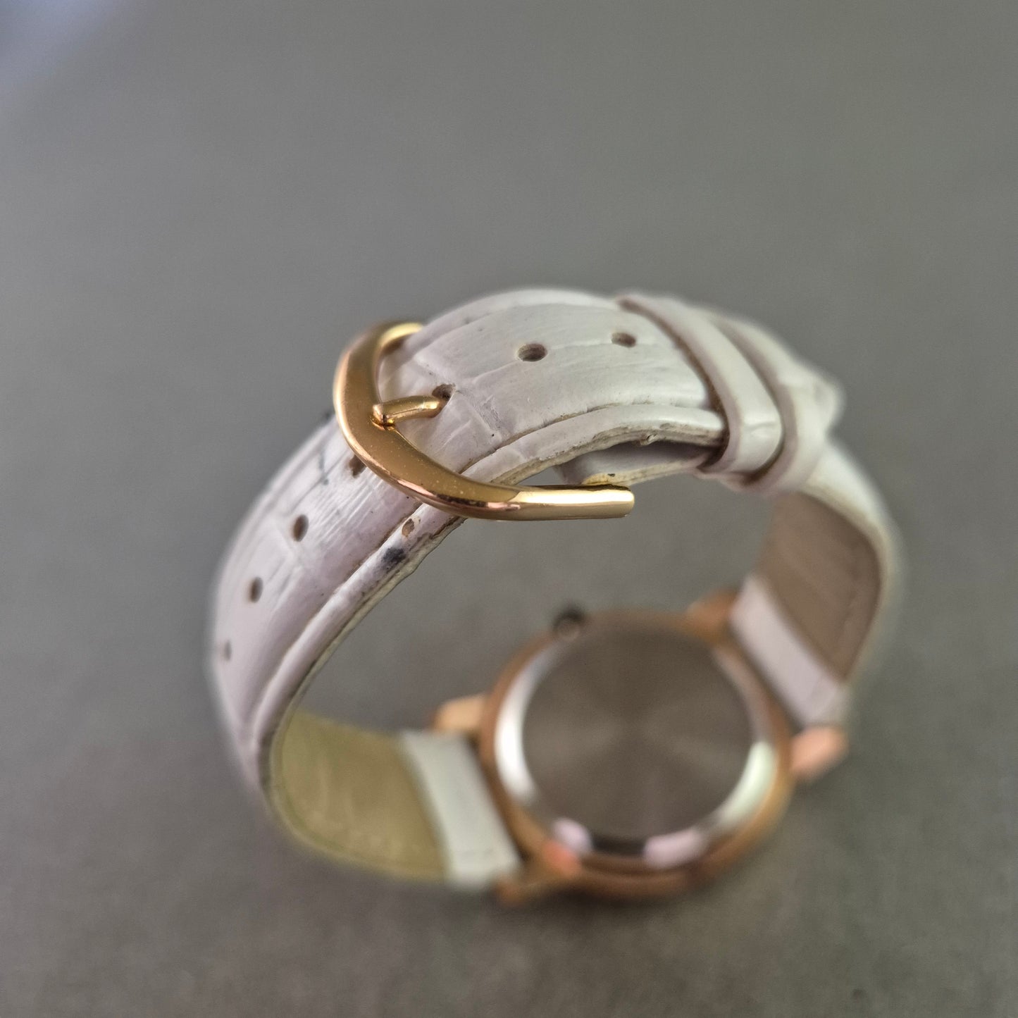 Glamouröse Damen Uhr – Strassbesatz mit weißem Lederarmband