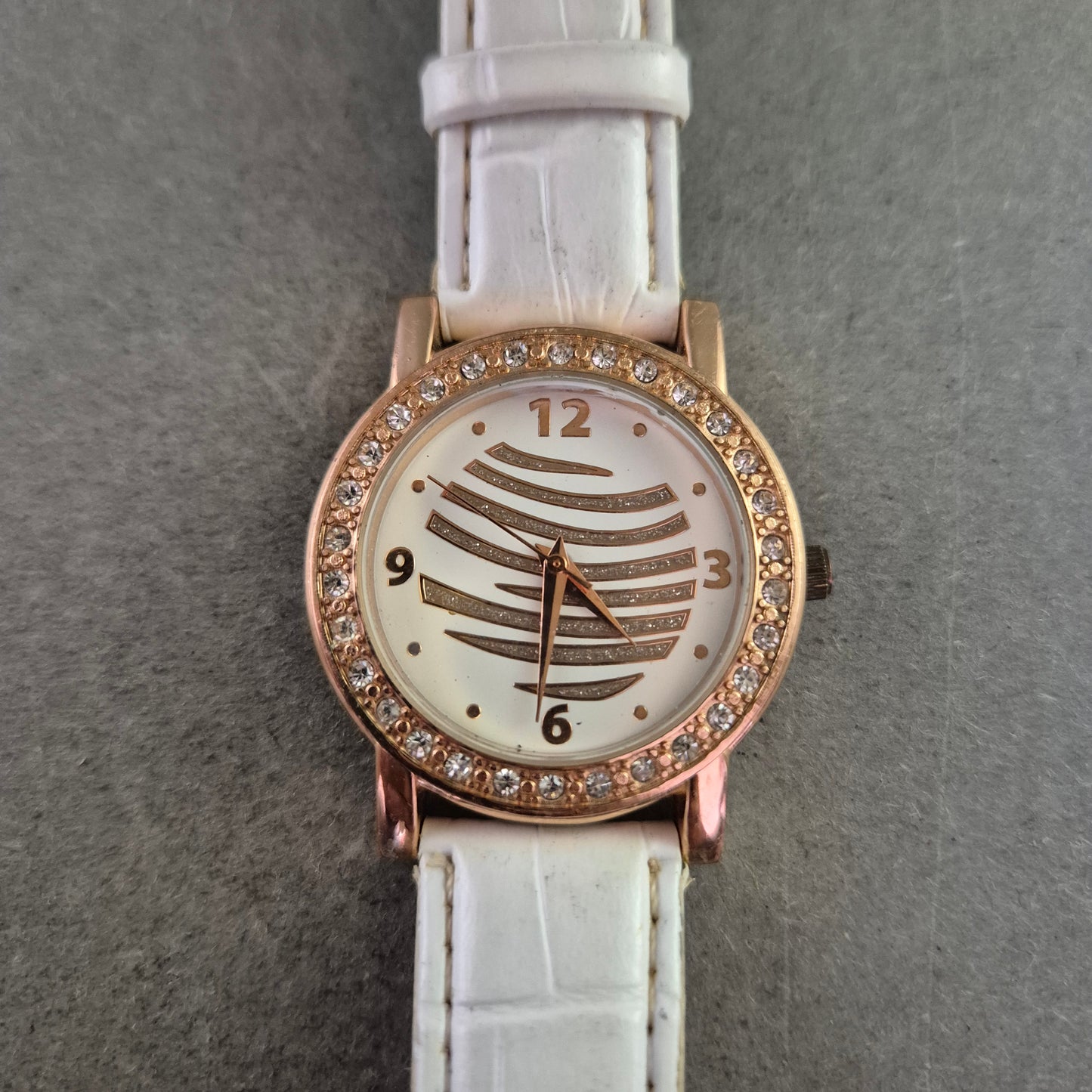 Glamouröse Damen Uhr – Strassbesatz mit weißem Lederarmband