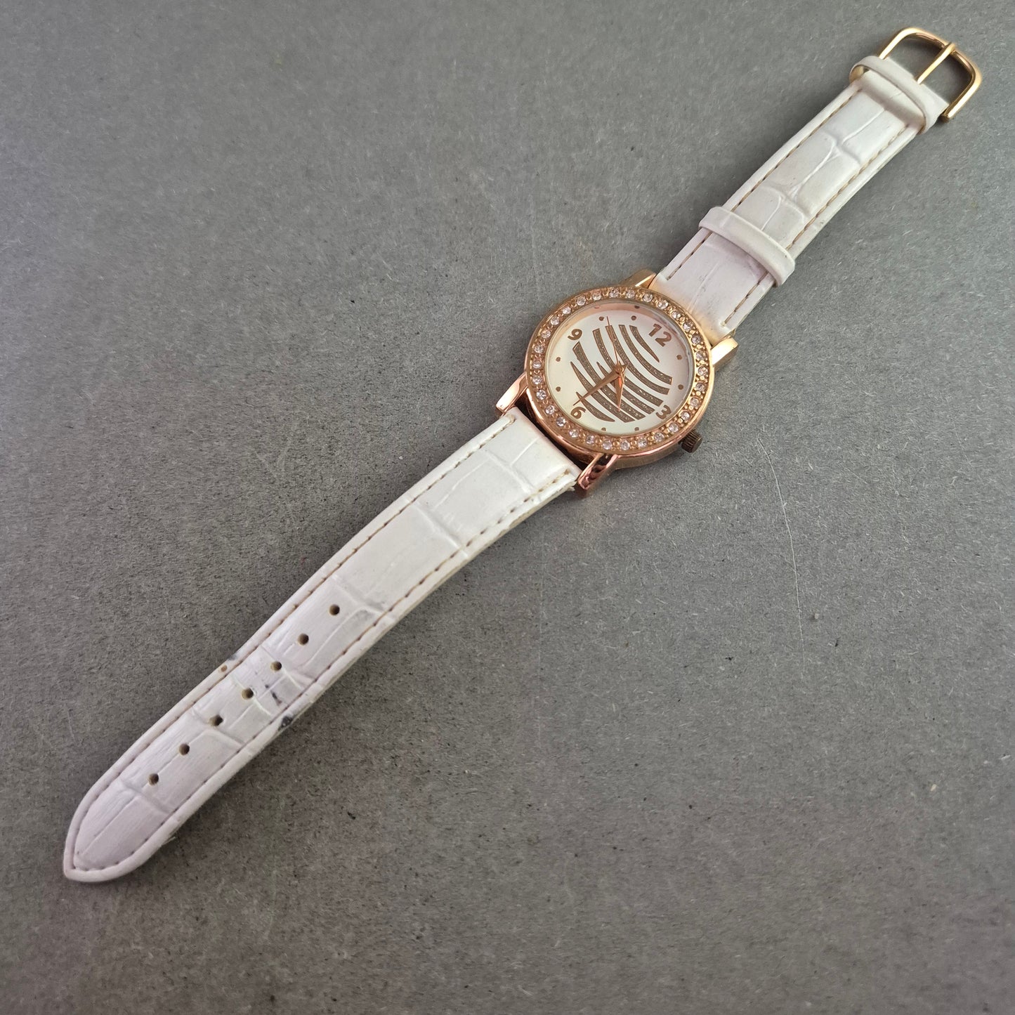 Glamouröse Damen Uhr – Strassbesatz mit weißem Lederarmband