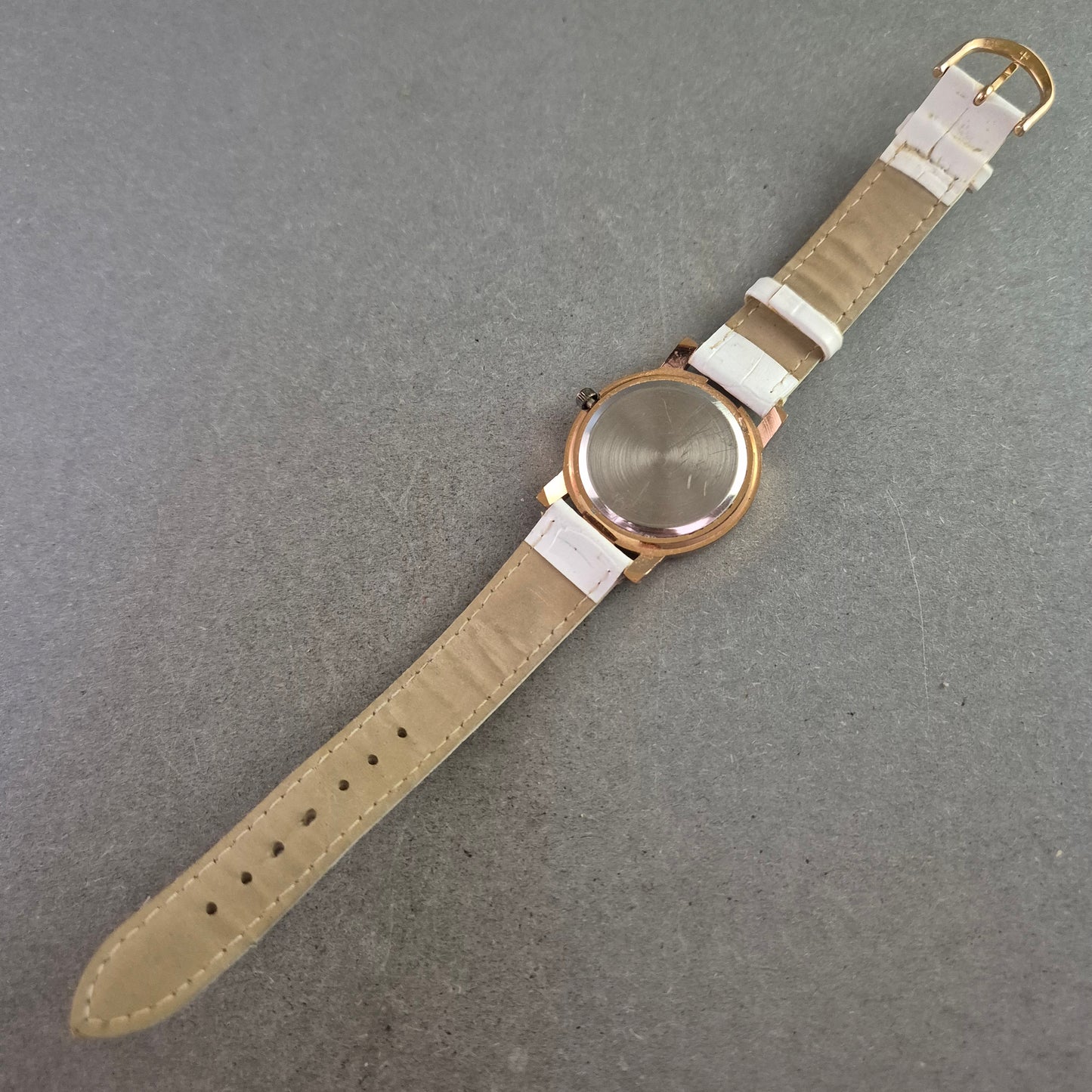 Glamouröse Damen Uhr – Strassbesatz mit weißem Lederarmband