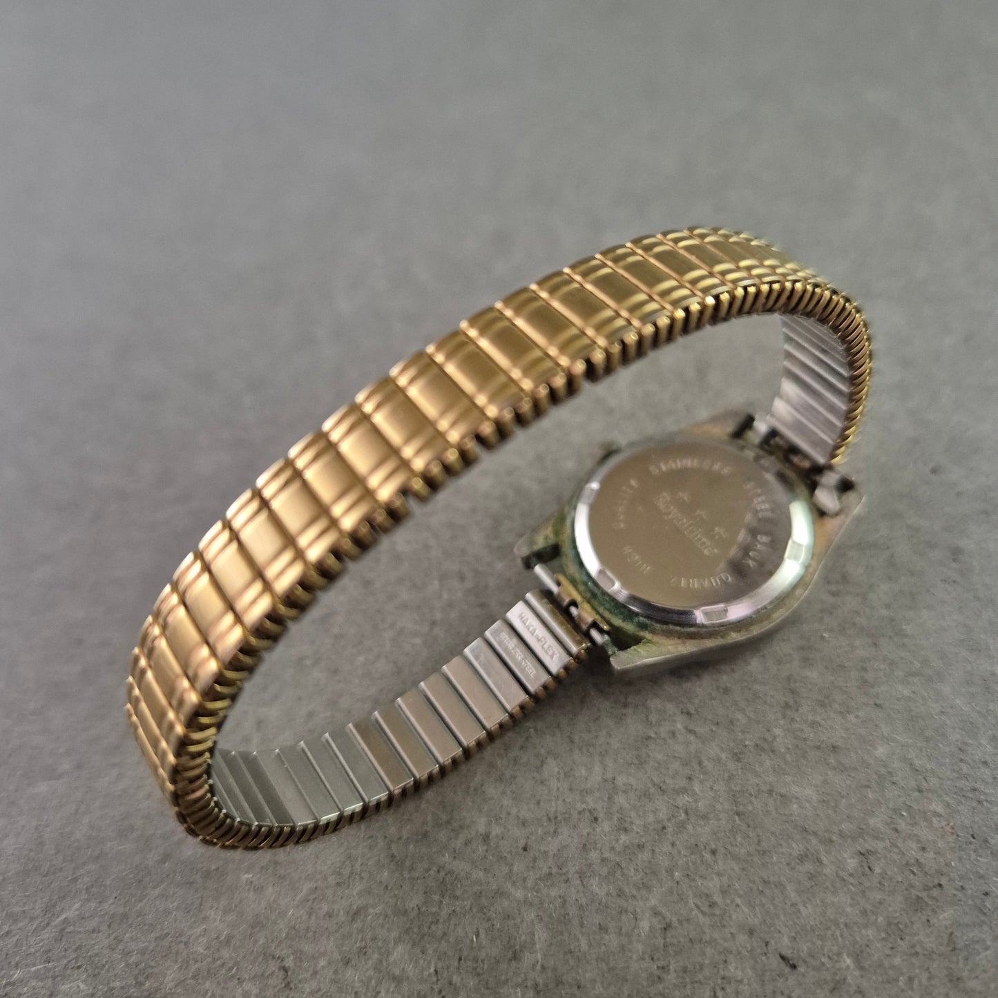 Royaltime Damen Uhr – Klassisches Design mit goldfarbenem Stretcharmband