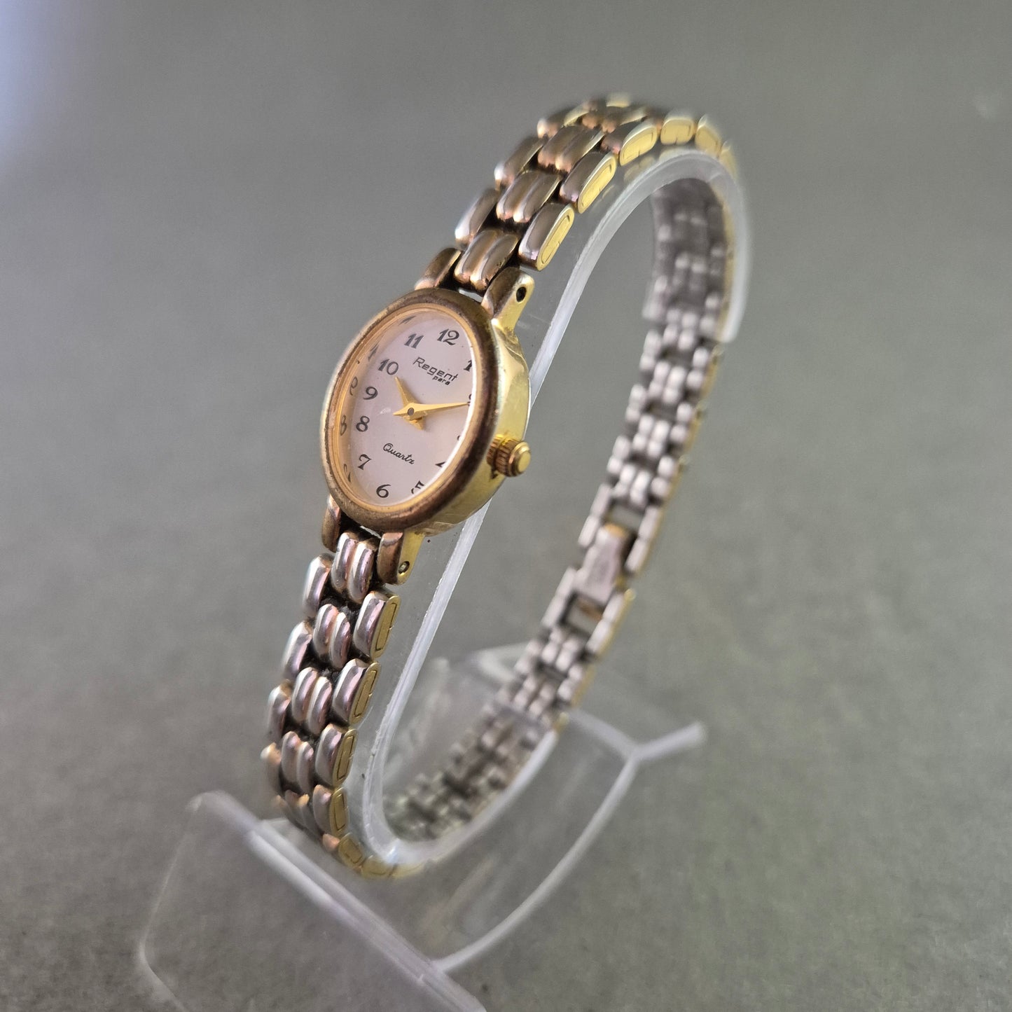 Titel Regent Damen Uhr – Klassische Ovalform mit Bicolor-Armband